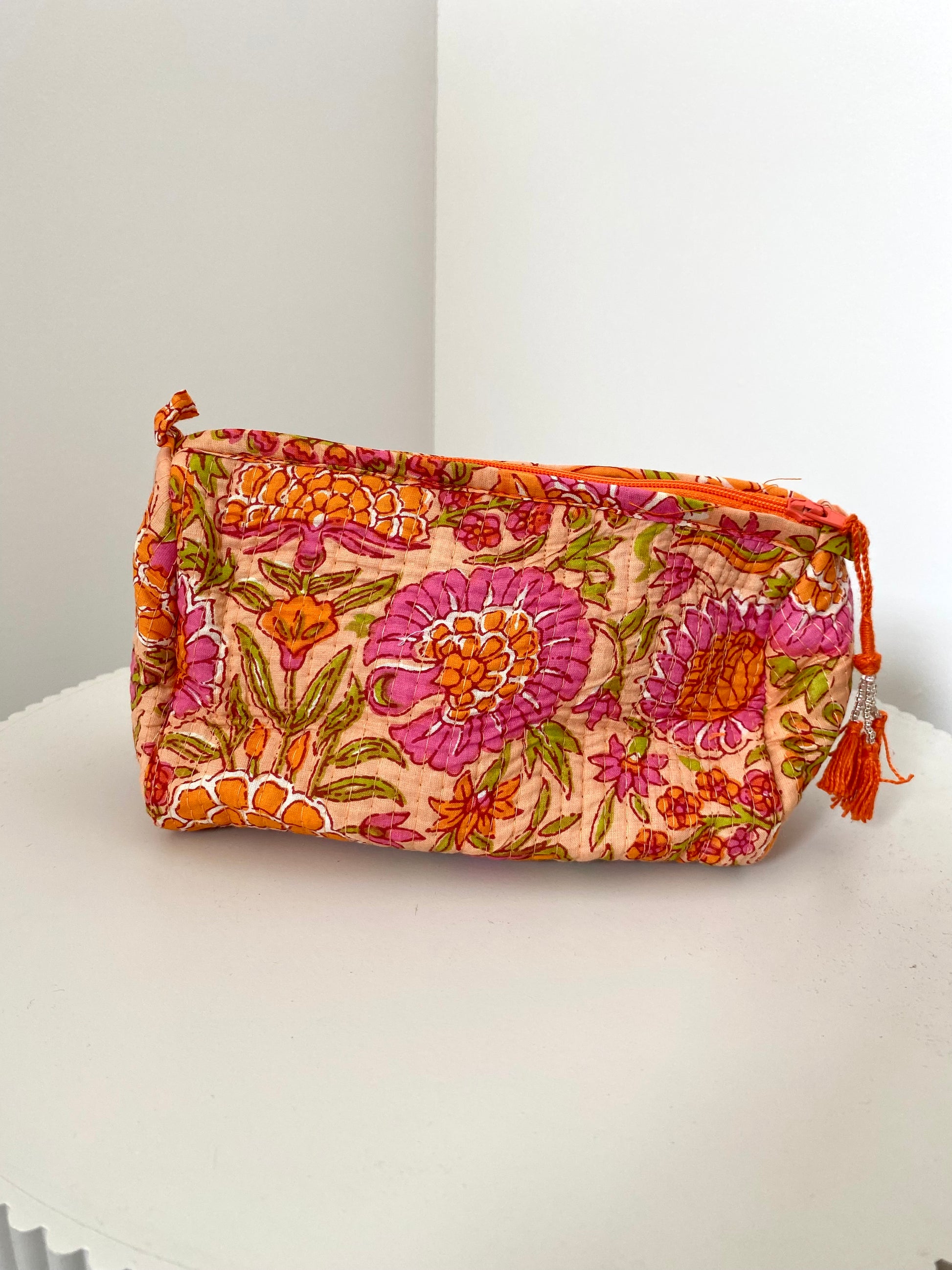 Toilettas met oranje bloemenprint