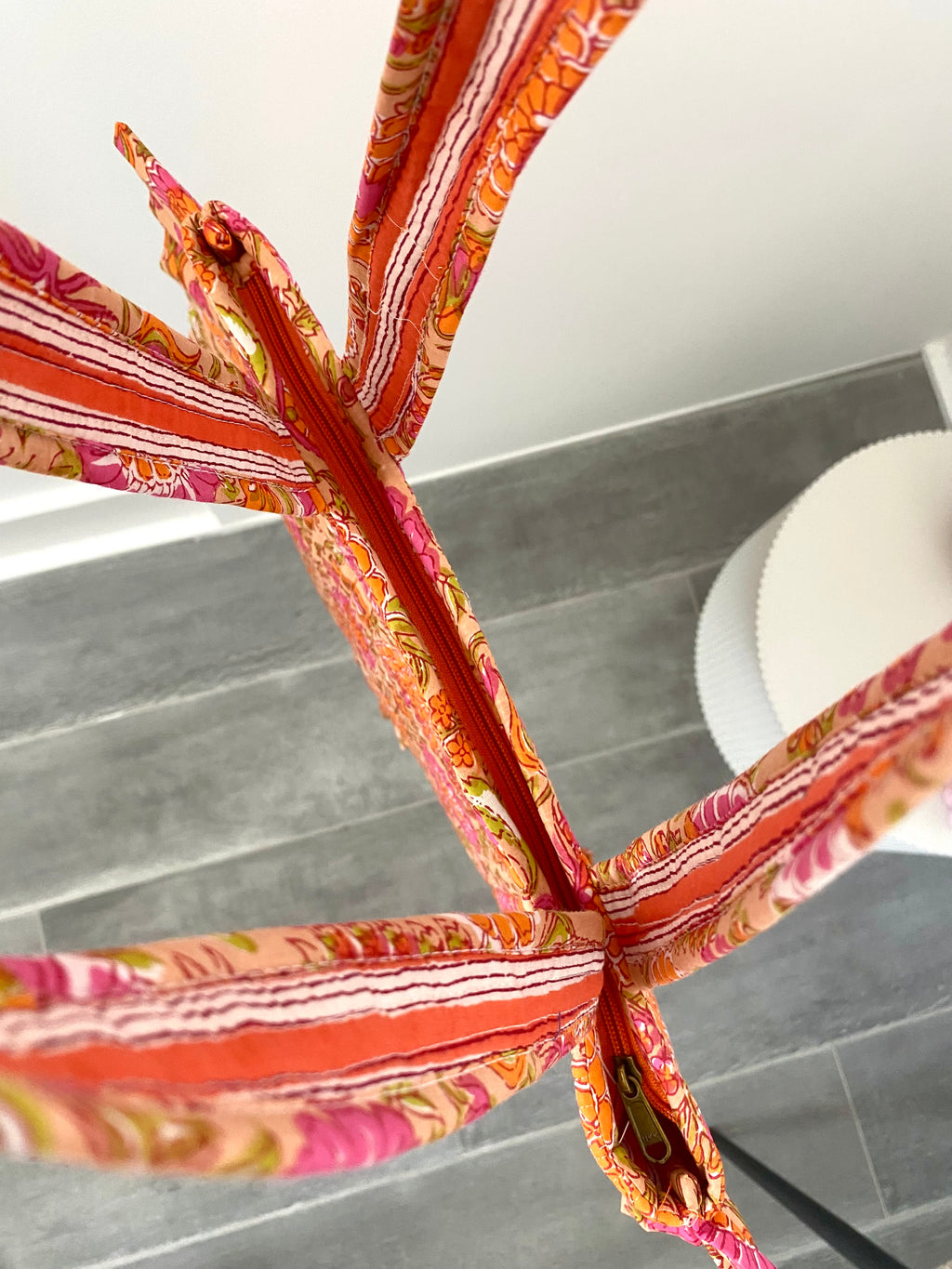 Ibiza tas met lang hengsel en oranje roze bloemen print