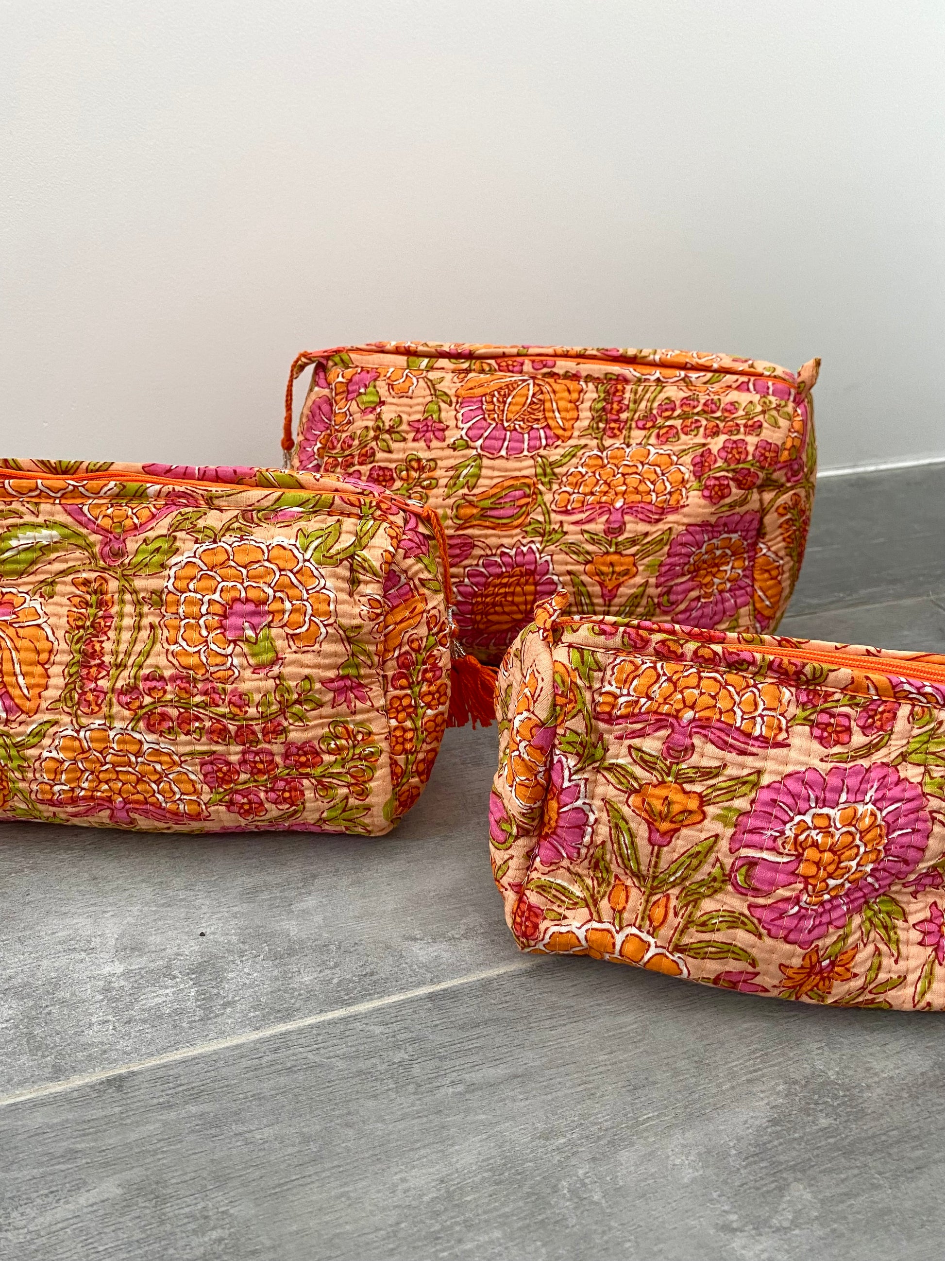 Toilettas met bloemenprint in oranje kleur
