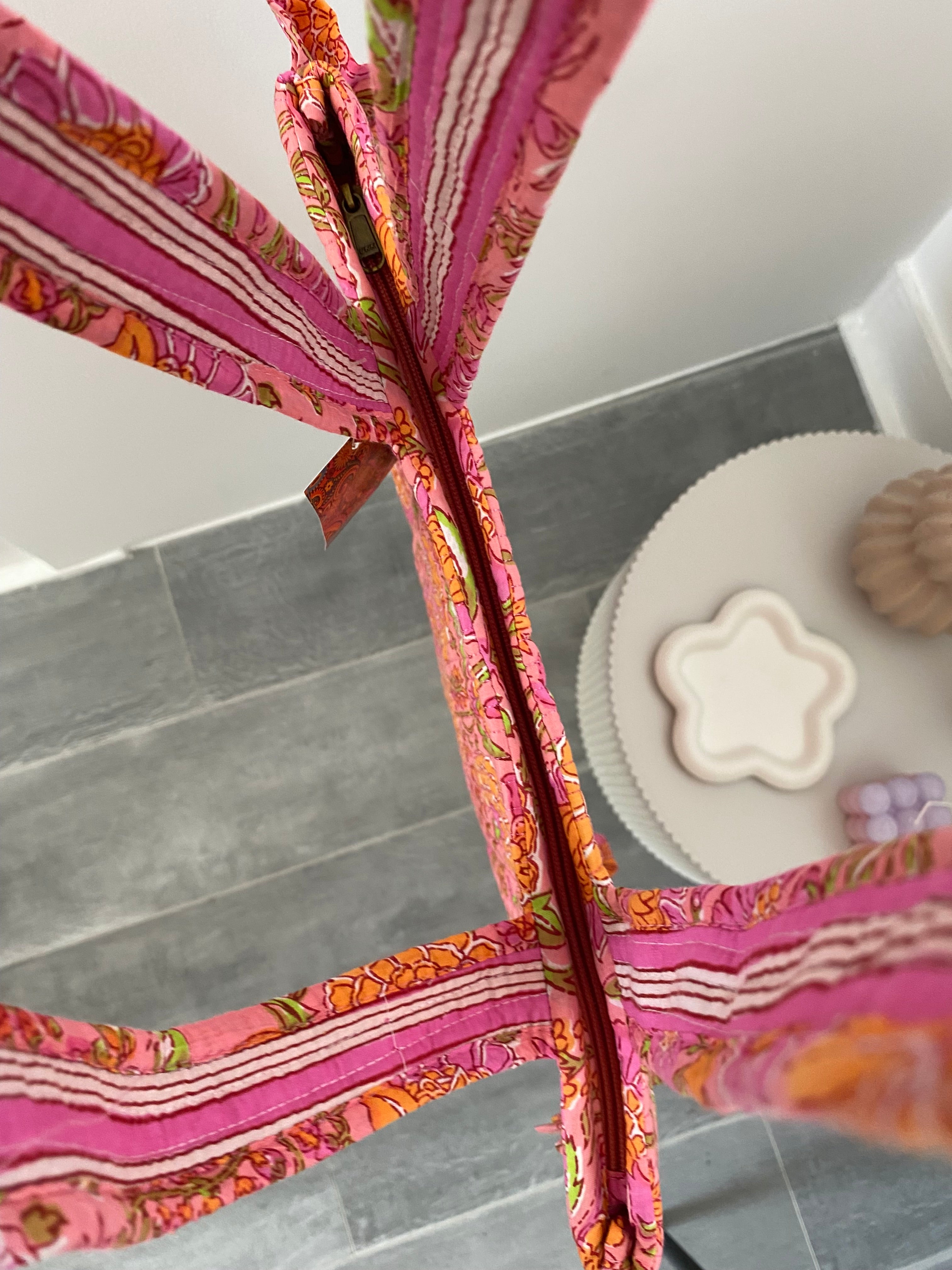 Tas met bloemenprint in het roze met ritssluiting