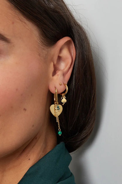 Oorbellen goud met hartjes hanger en kleur