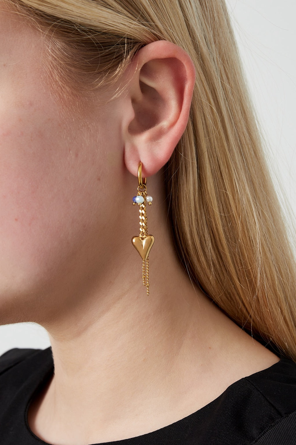 Lange oorbellen met sierlijke schakels en hartjes bedels goud en blauw