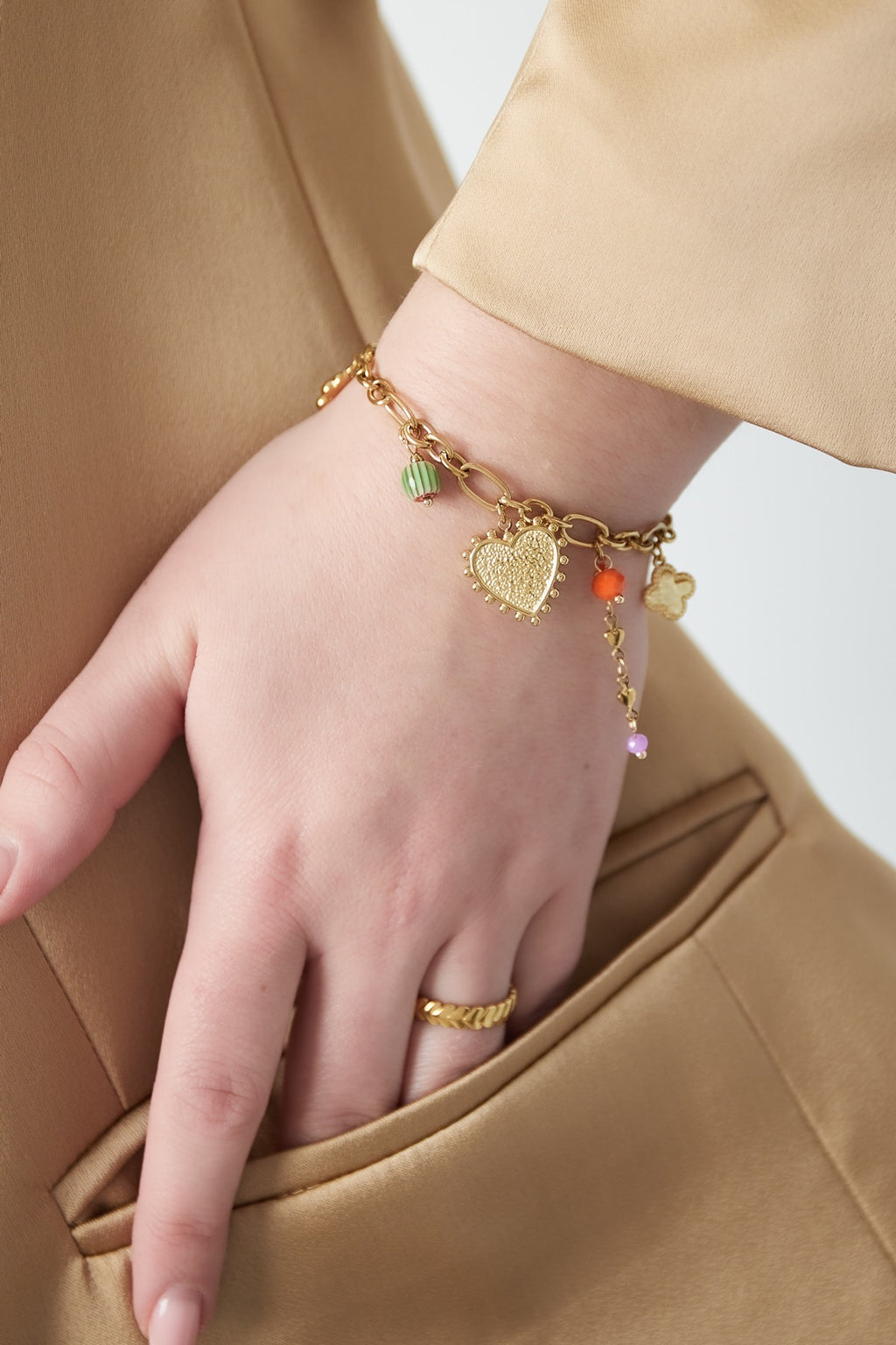 Bedelarmband met klaver, hartje en kralen goud