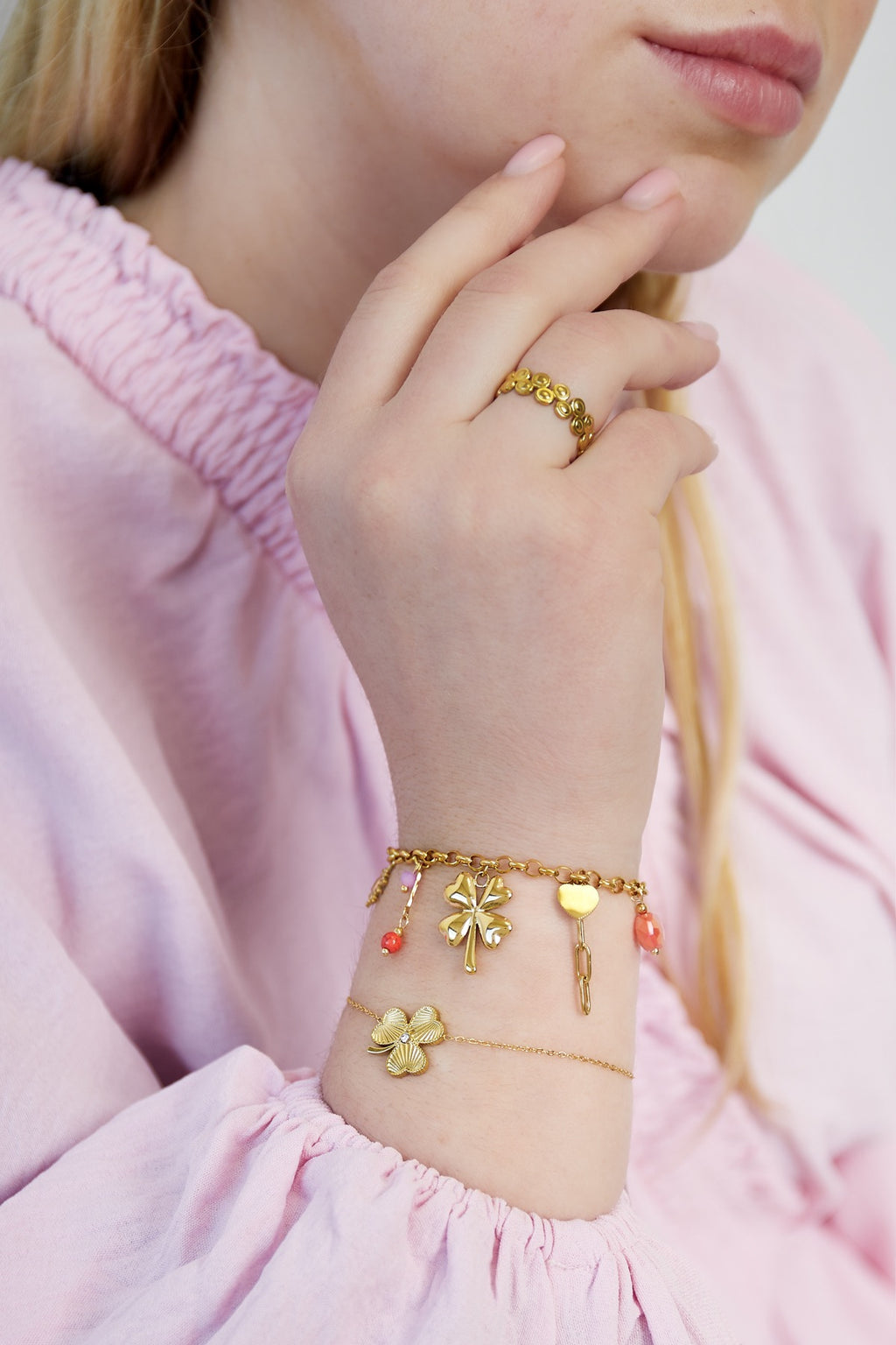 Bedelarmband met klaver, hart en kralen goud