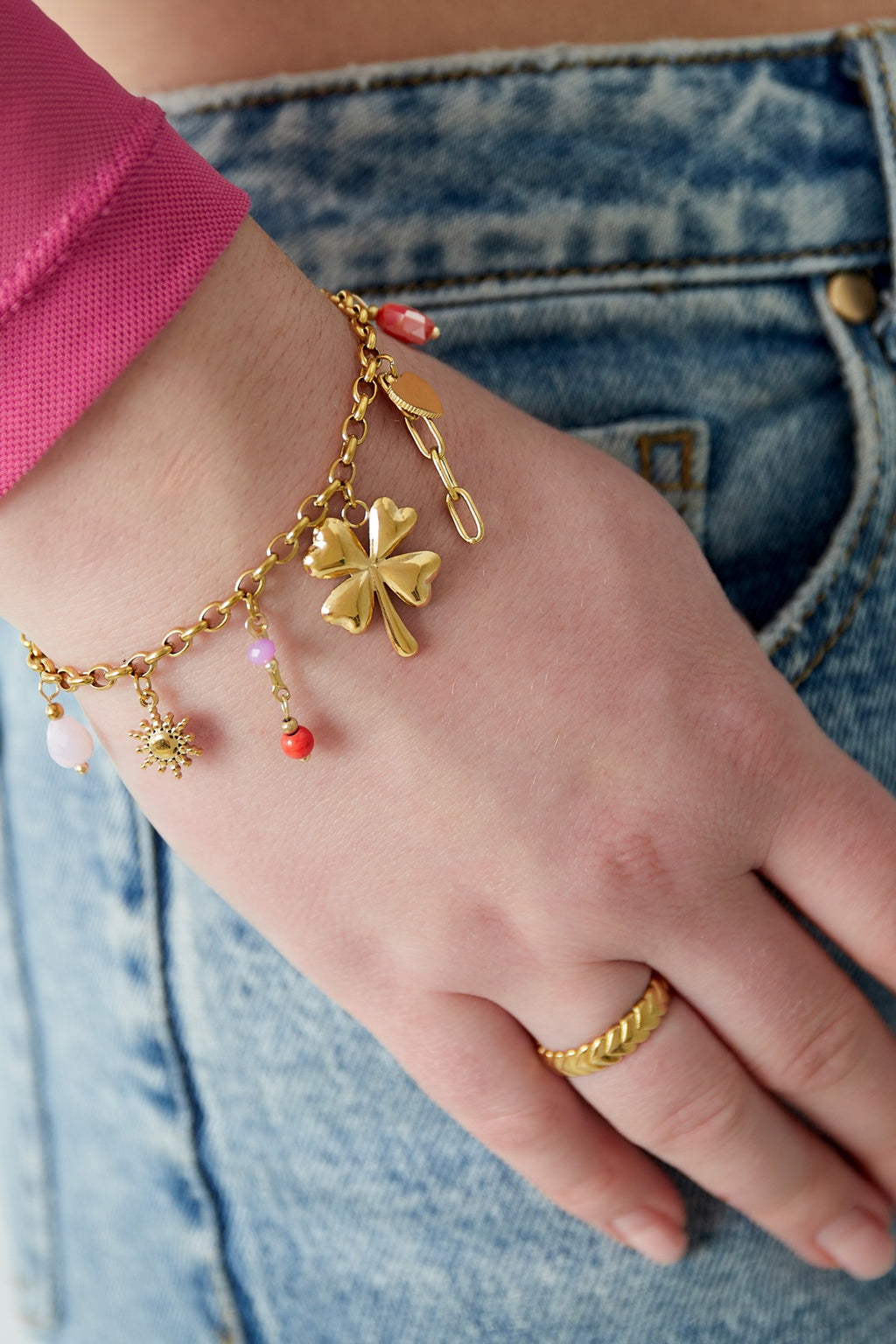 Bedelarmband met klaver, hart en kralen goud