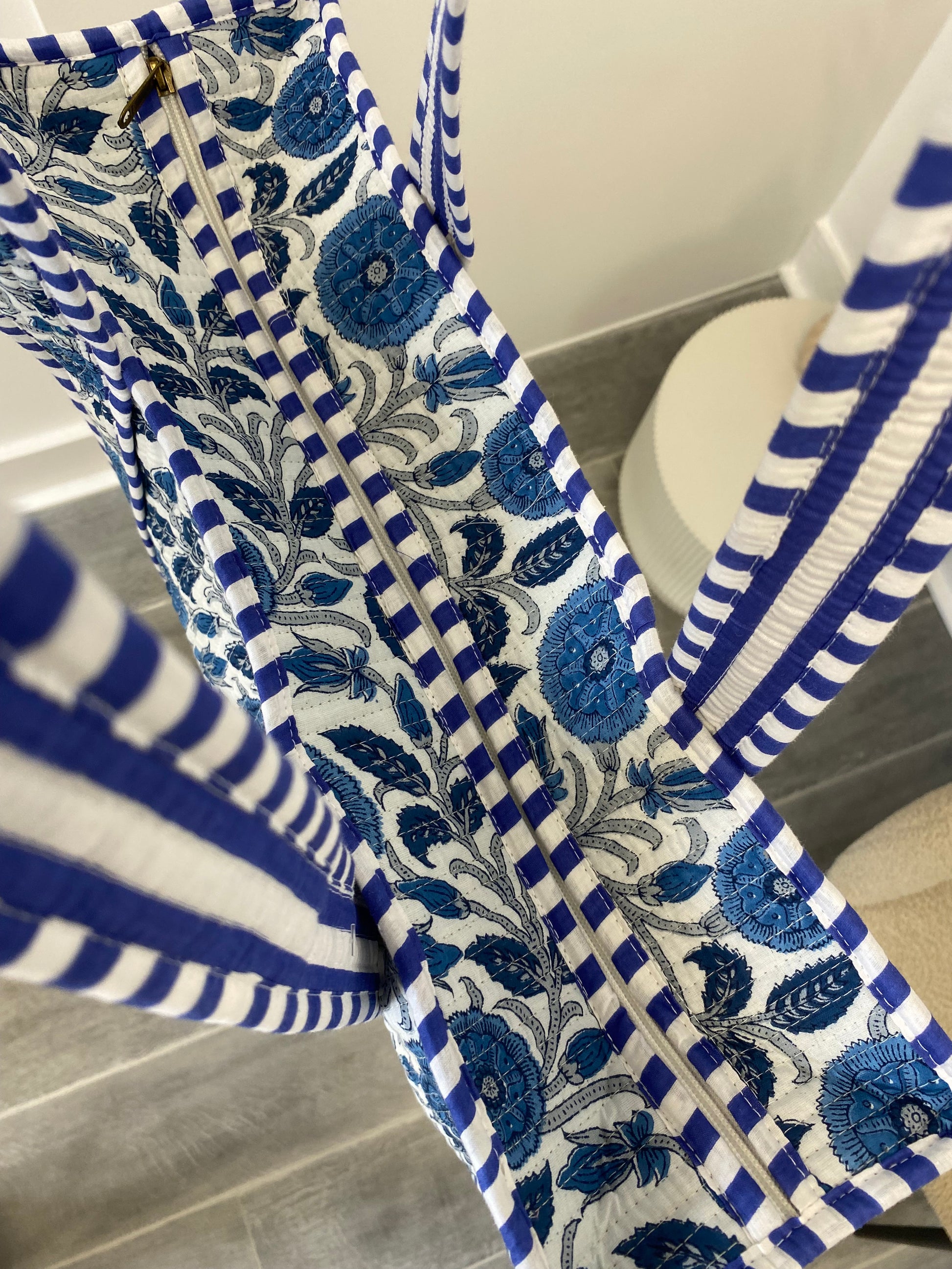 Grote tas met rits in blauwe bloemenprint