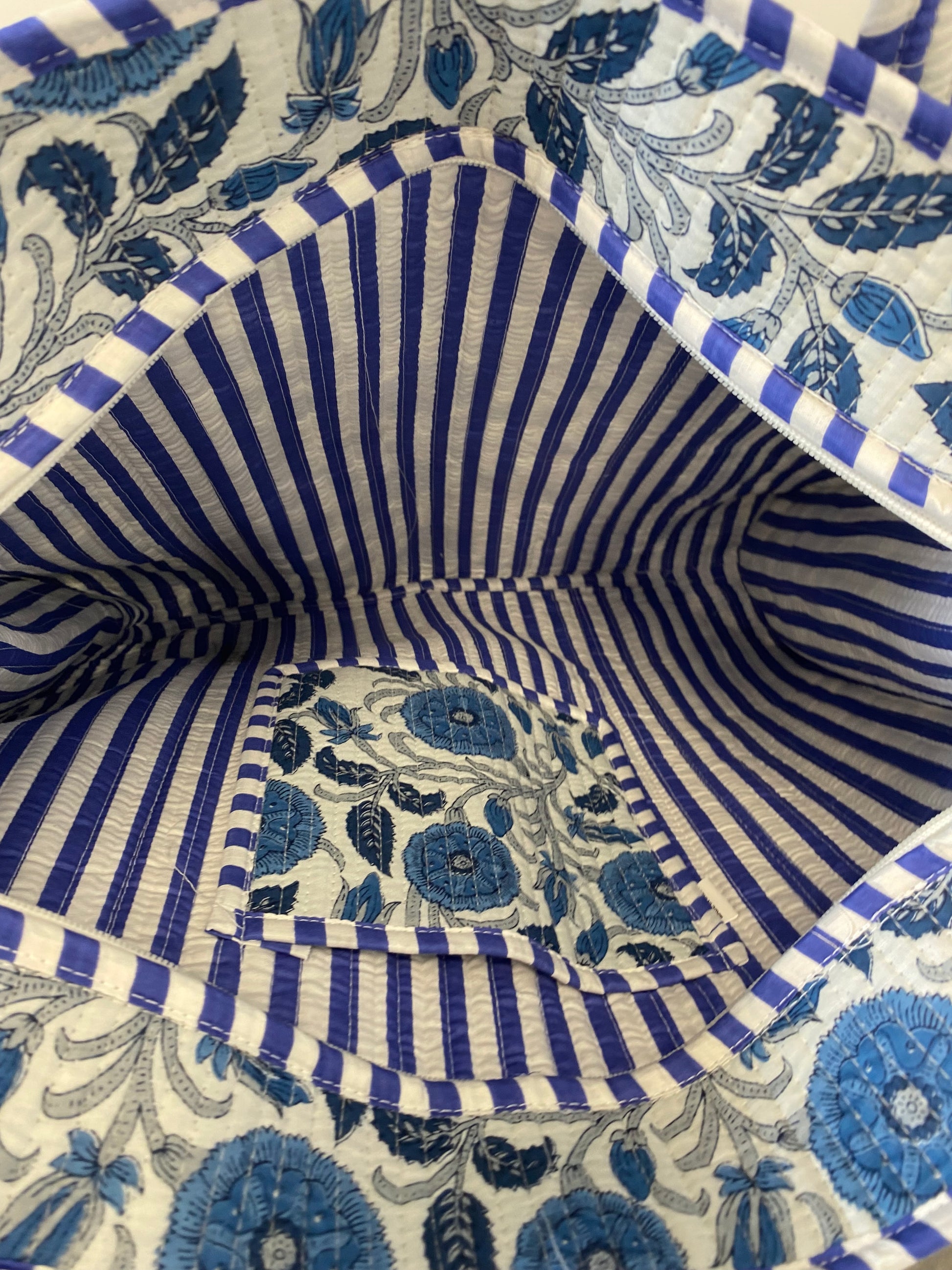 Grote tas met rits in blauwe bloemenprint