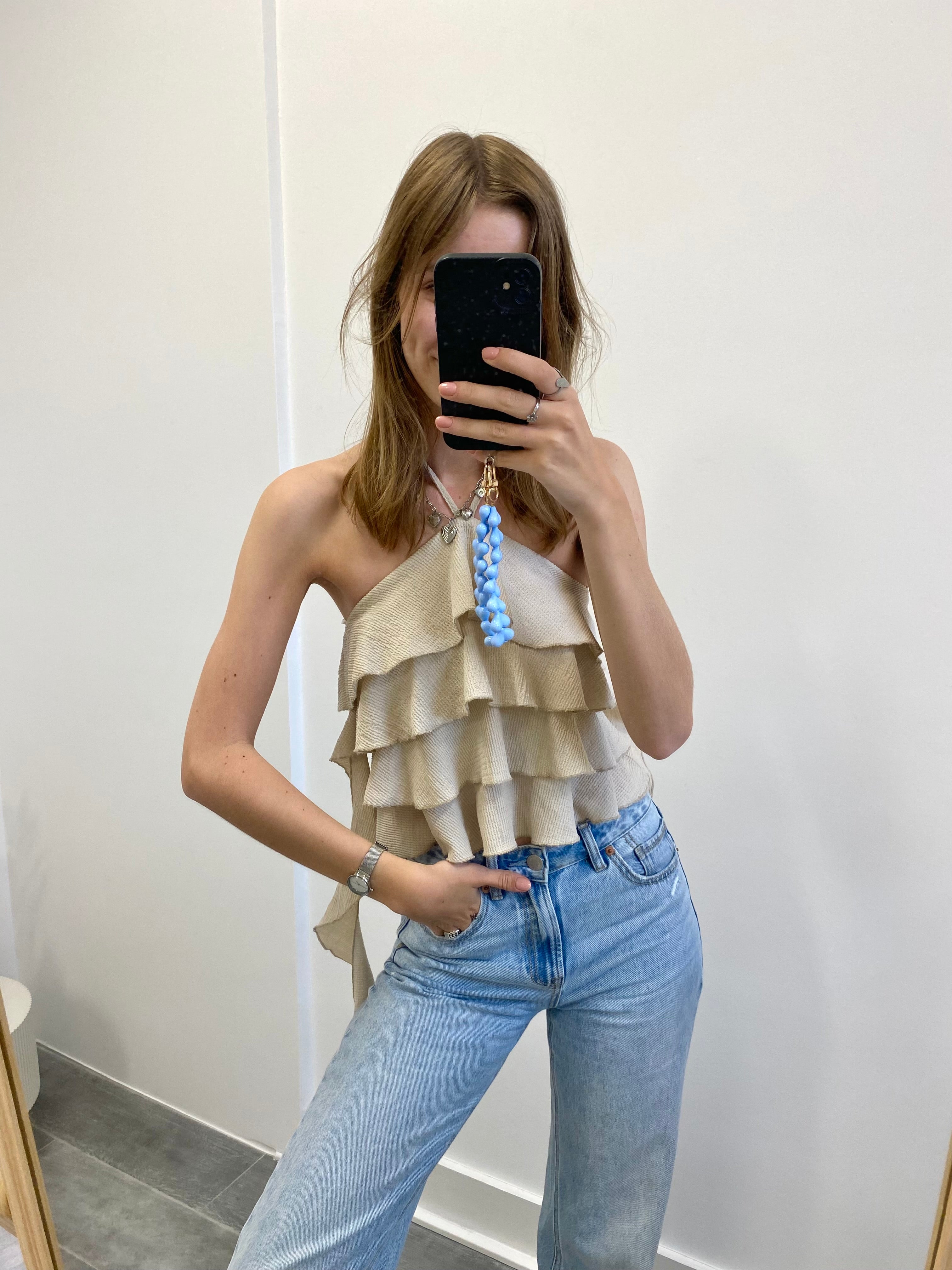 Taupe mouwloze top met ruffles en sliertjes