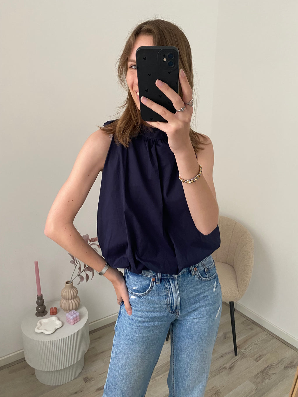 Haltertop met strik in de nek aan de achterkant in een navy blauwe kleur