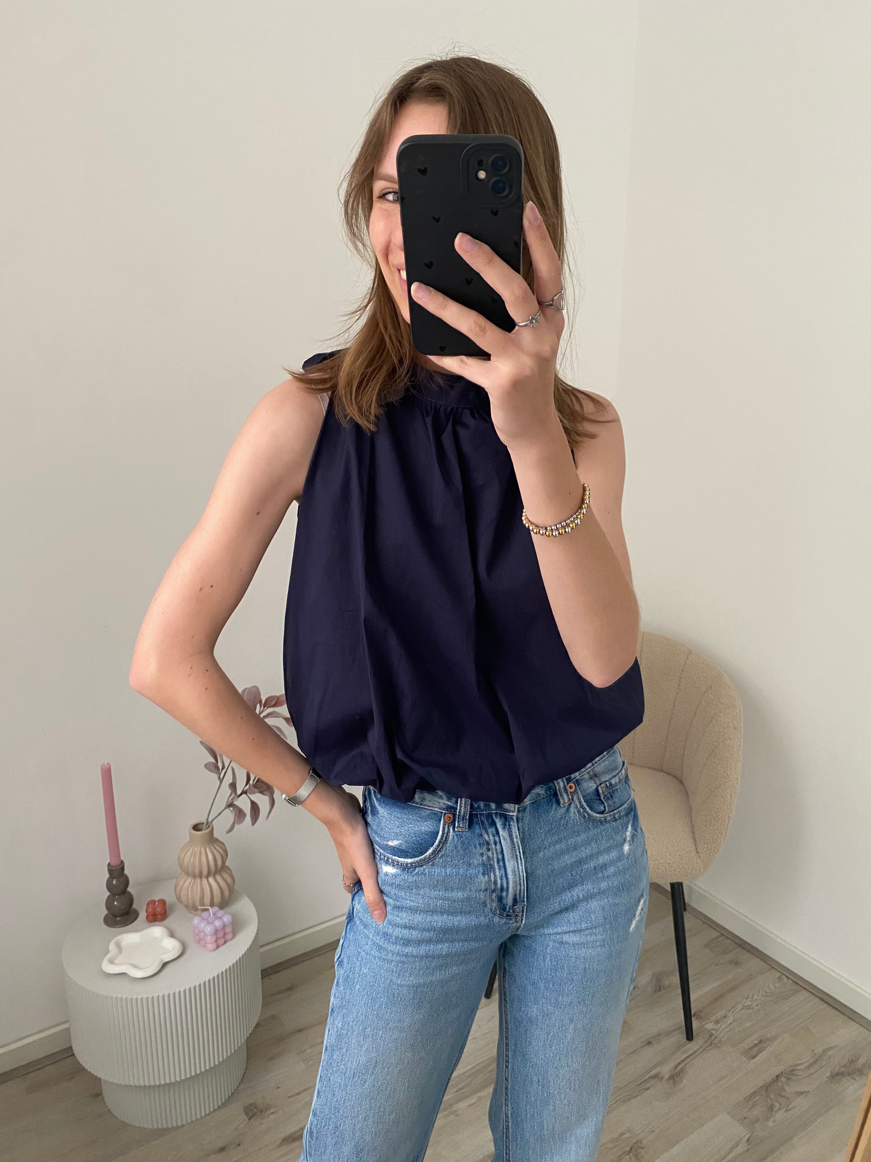Haltertop met strik in de nek aan de achterkant in een navy blauwe kleur