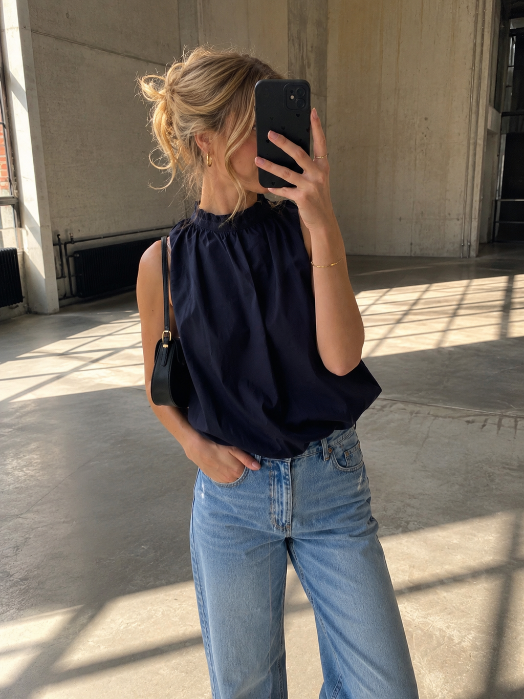 Haltertop met strik in de nek aan de achterkant in een navy blauwe kleur