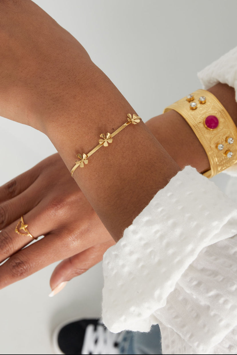 Subtiele armband met bloemen goud