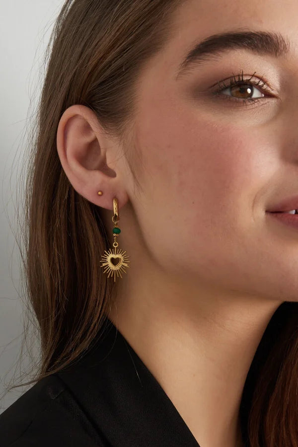 Oorhangers in het goud met hartjes bedel met groene kralen