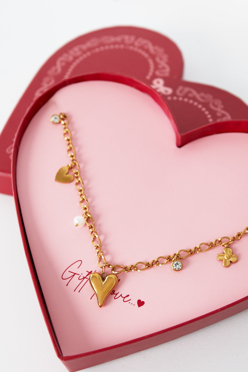 Ketting met hartjes bedels in cadeau doosje goud