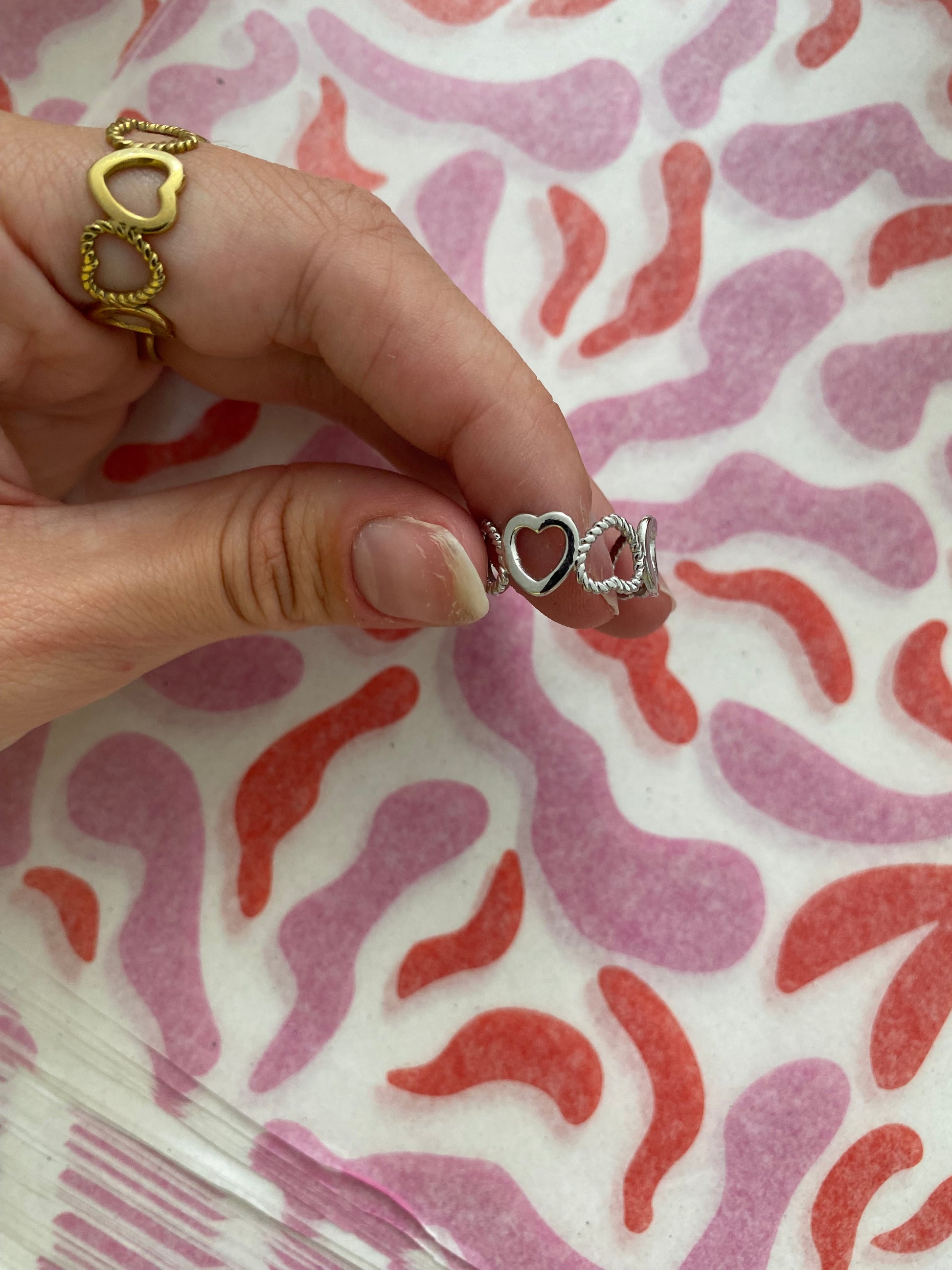 Ring met hartjes in het zilver