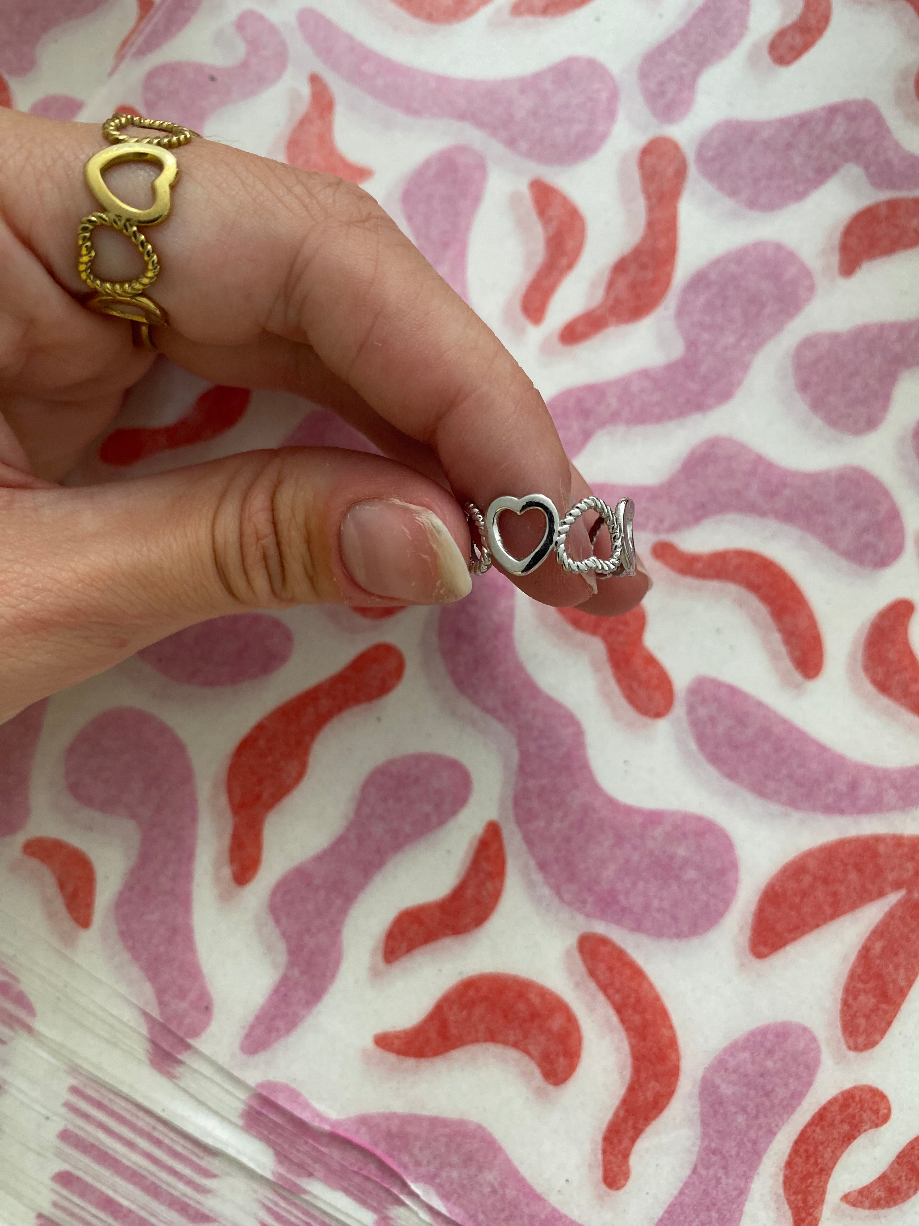 Ring met hartjes in het zilver
