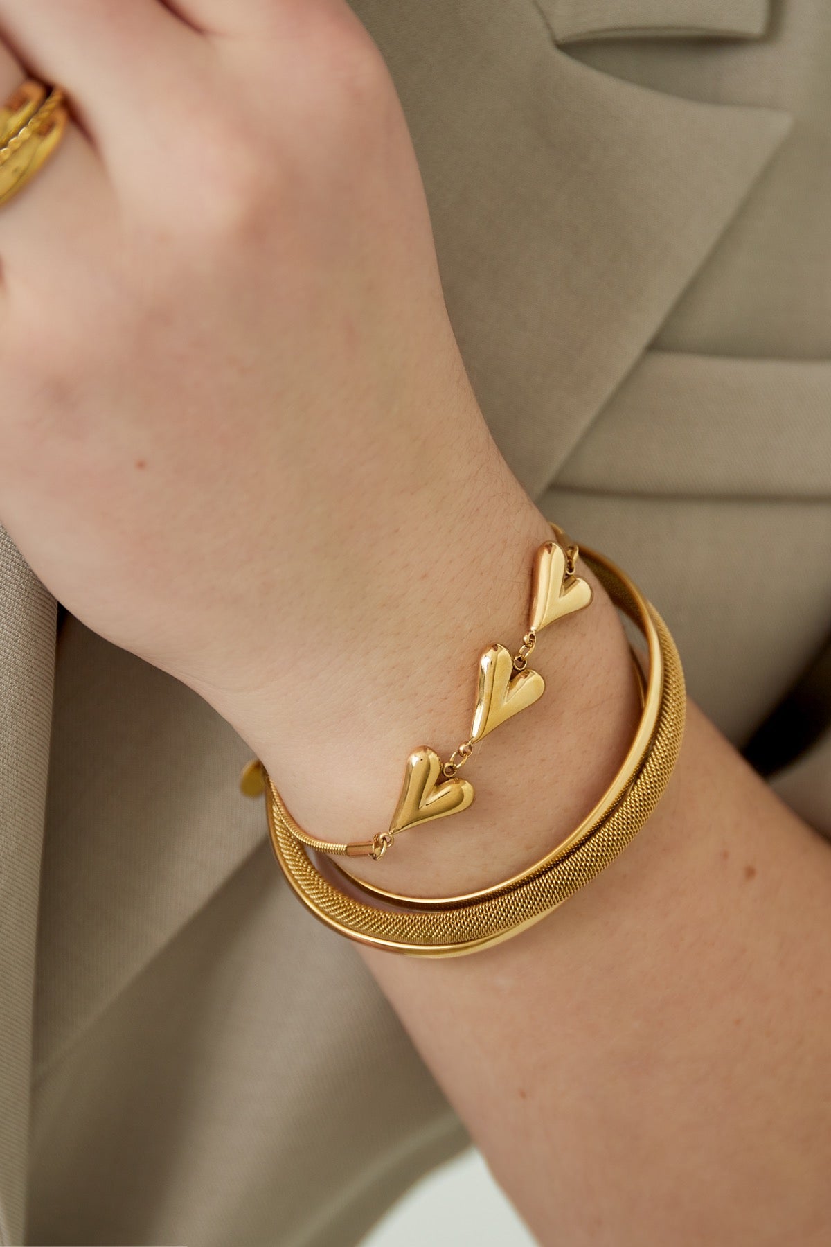 Hartjes armband met drie harten in het goud