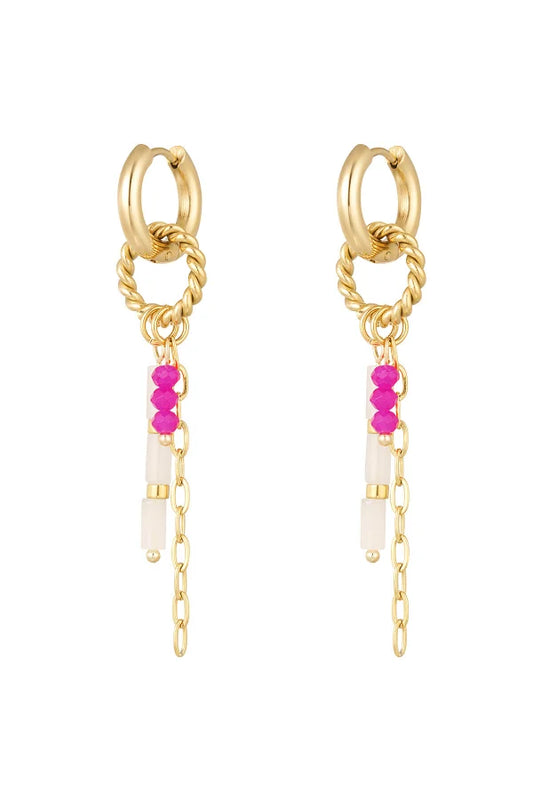 Opvallende oorbellen hangers in het goud met roze details