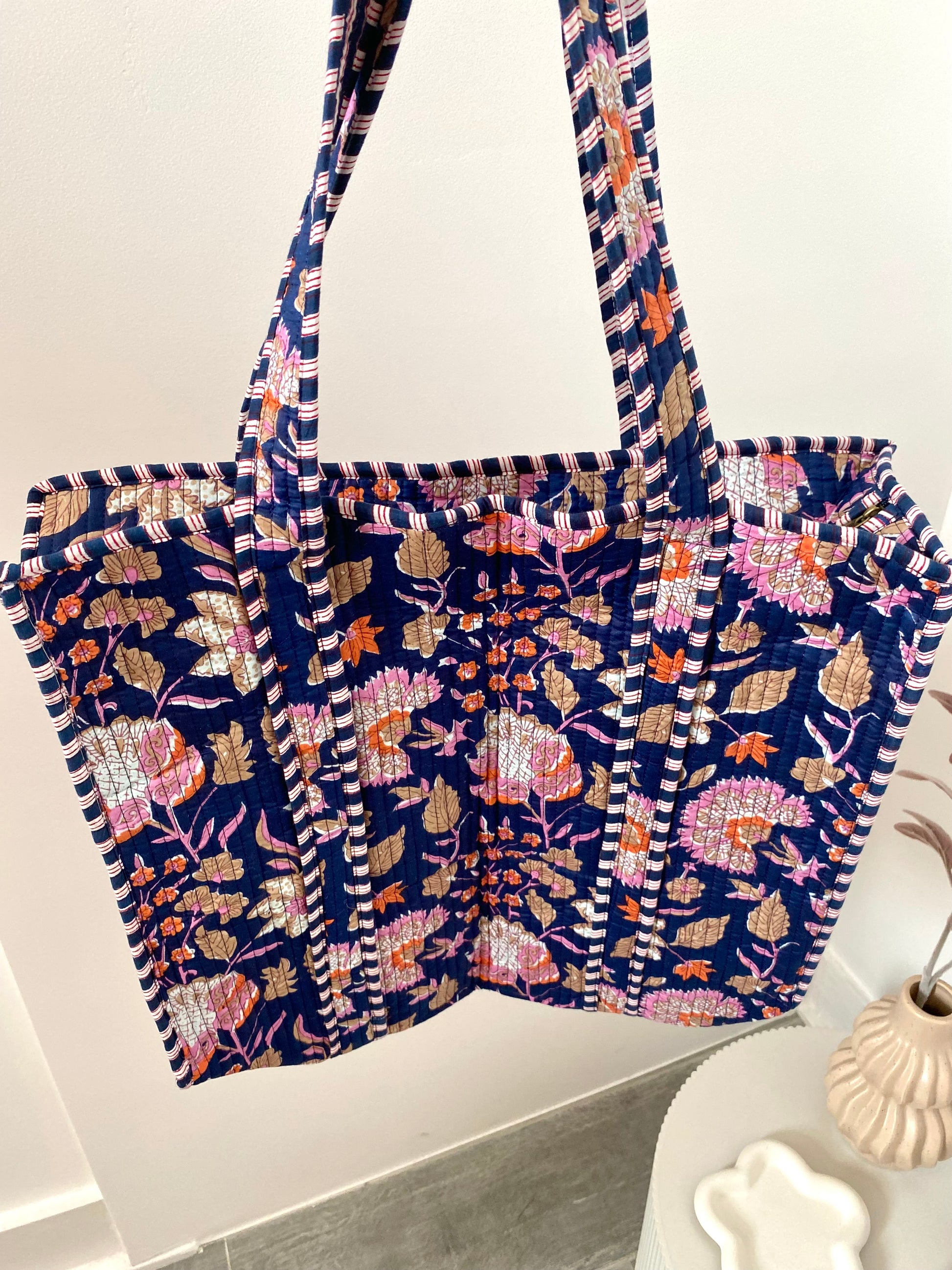 Shopper met blauwe bloemenprint met hengsel en ritssluiting
