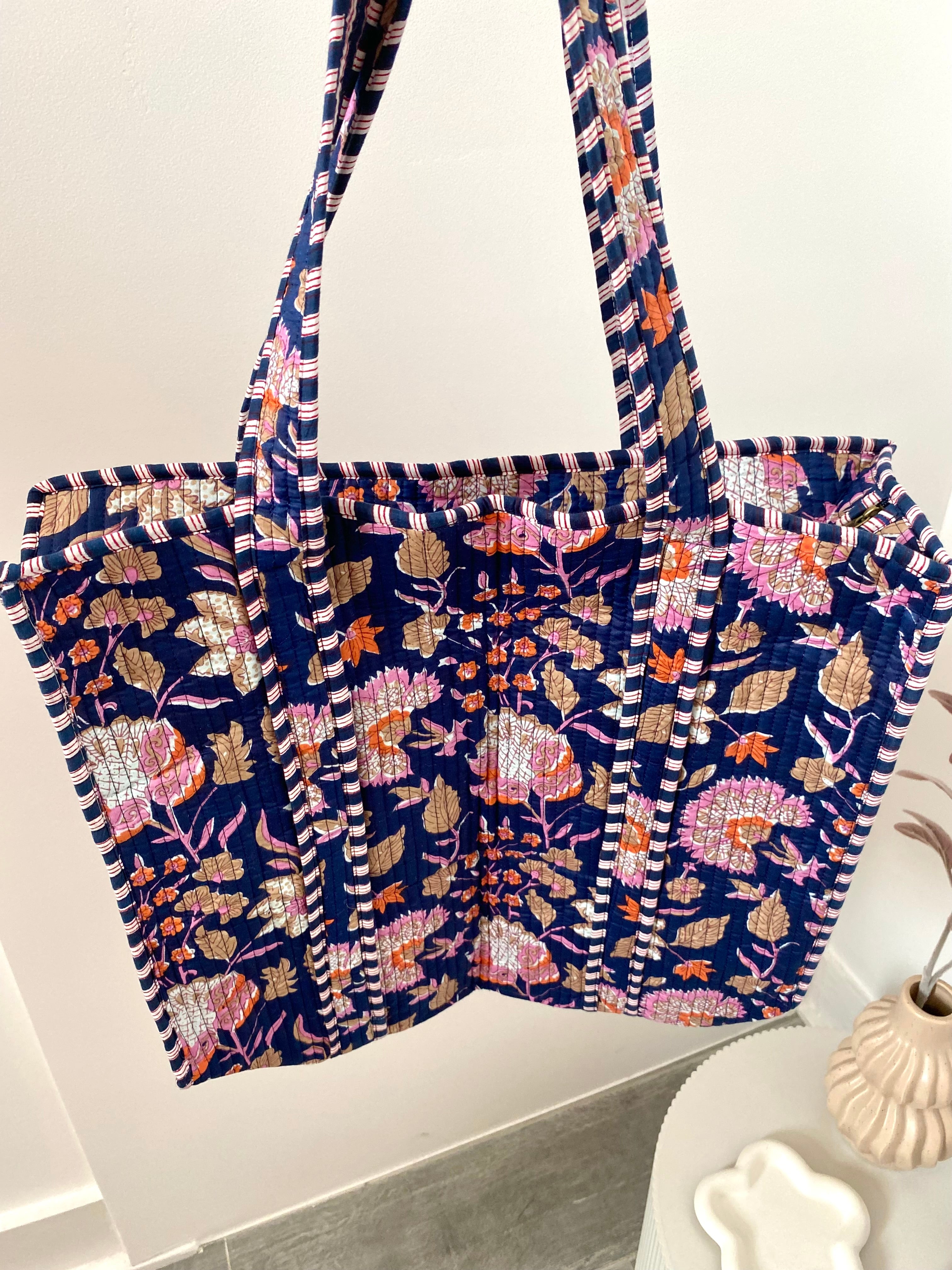 Shopper met blauwe bloemenprint met hengsel en ritssluiting