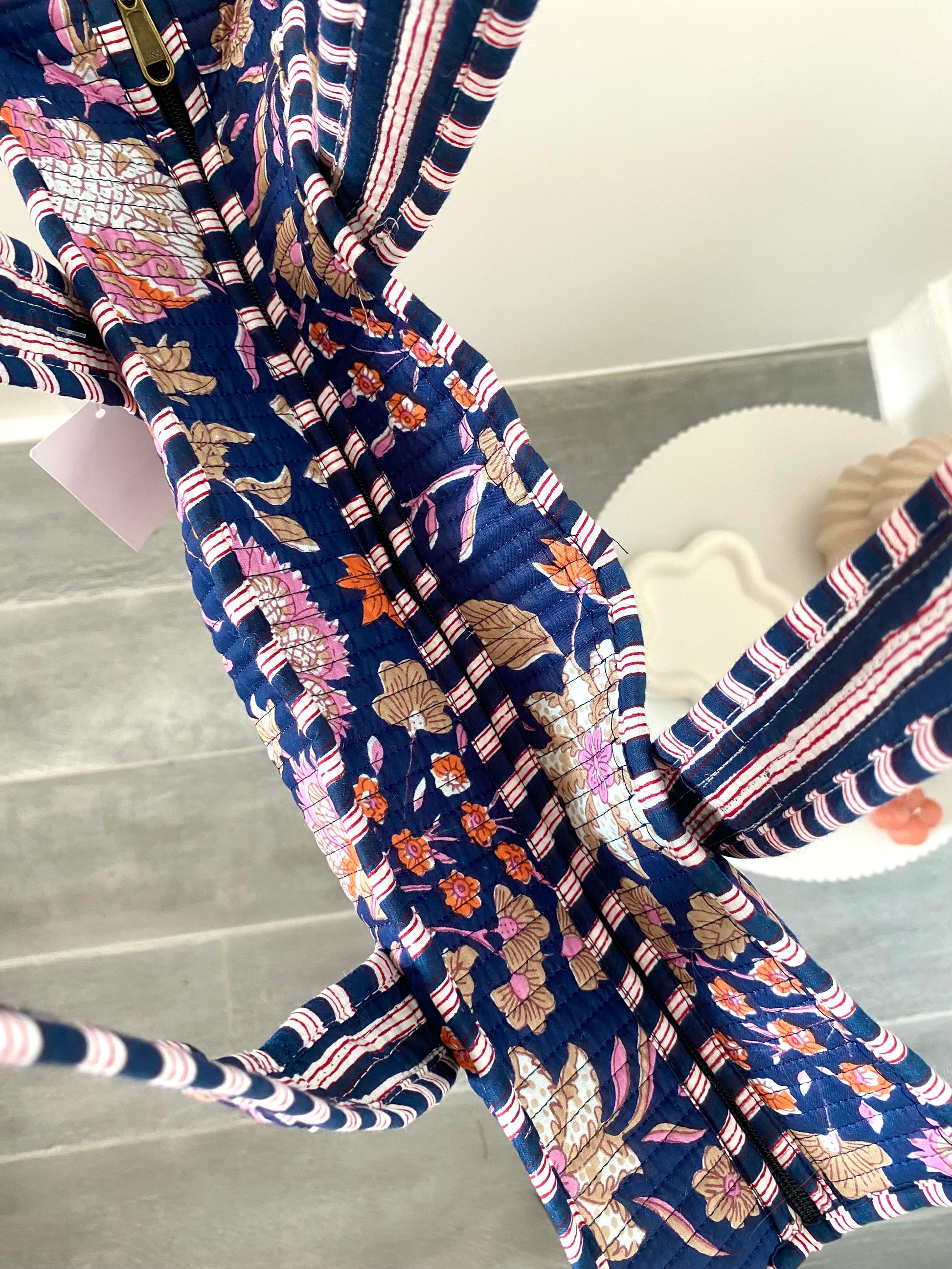 Shopper met blauwe bloemenprint met hengsel en ritssluiting