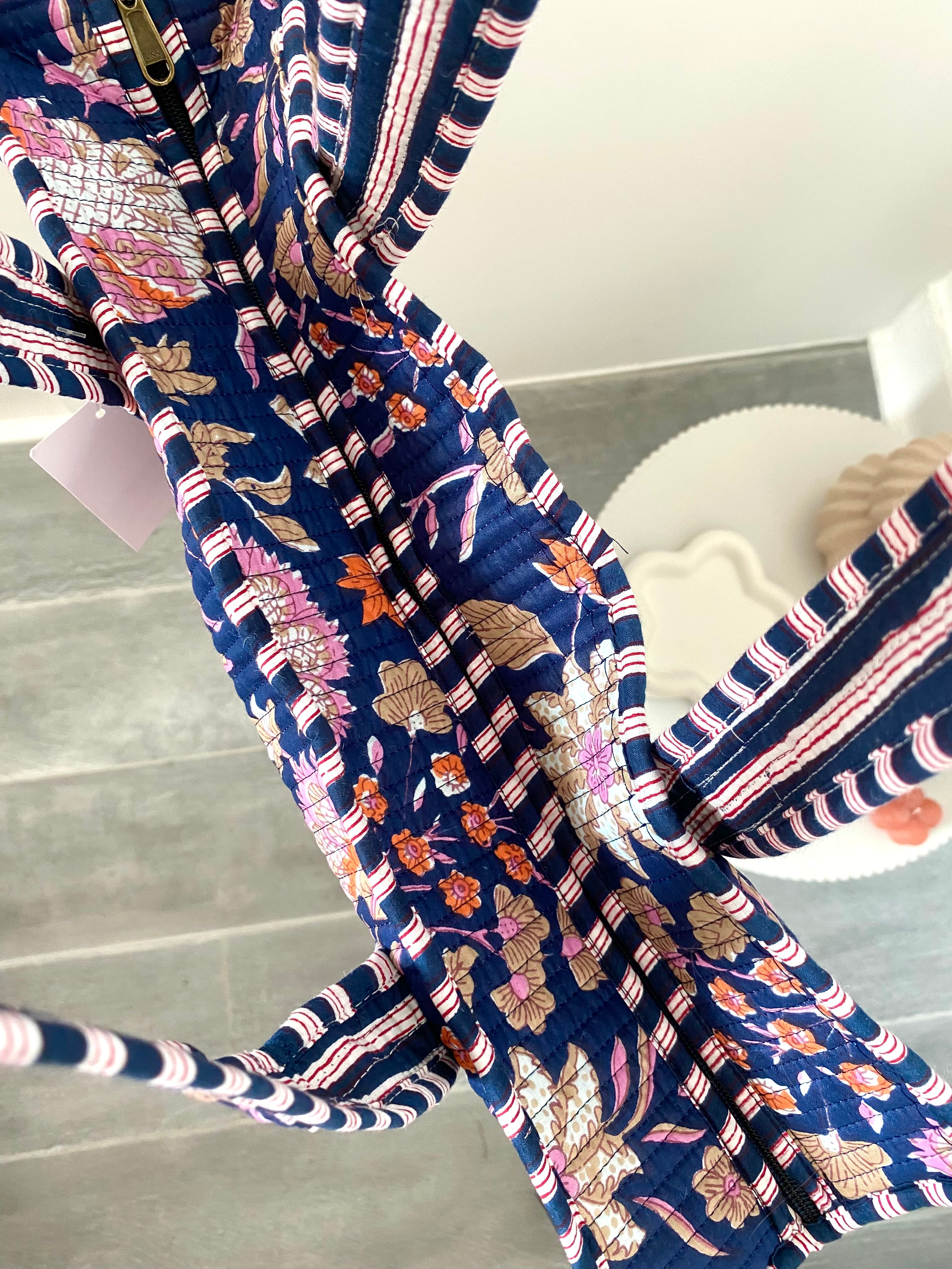 Shopper met blauwe bloemenprint met hengsel en ritssluiting