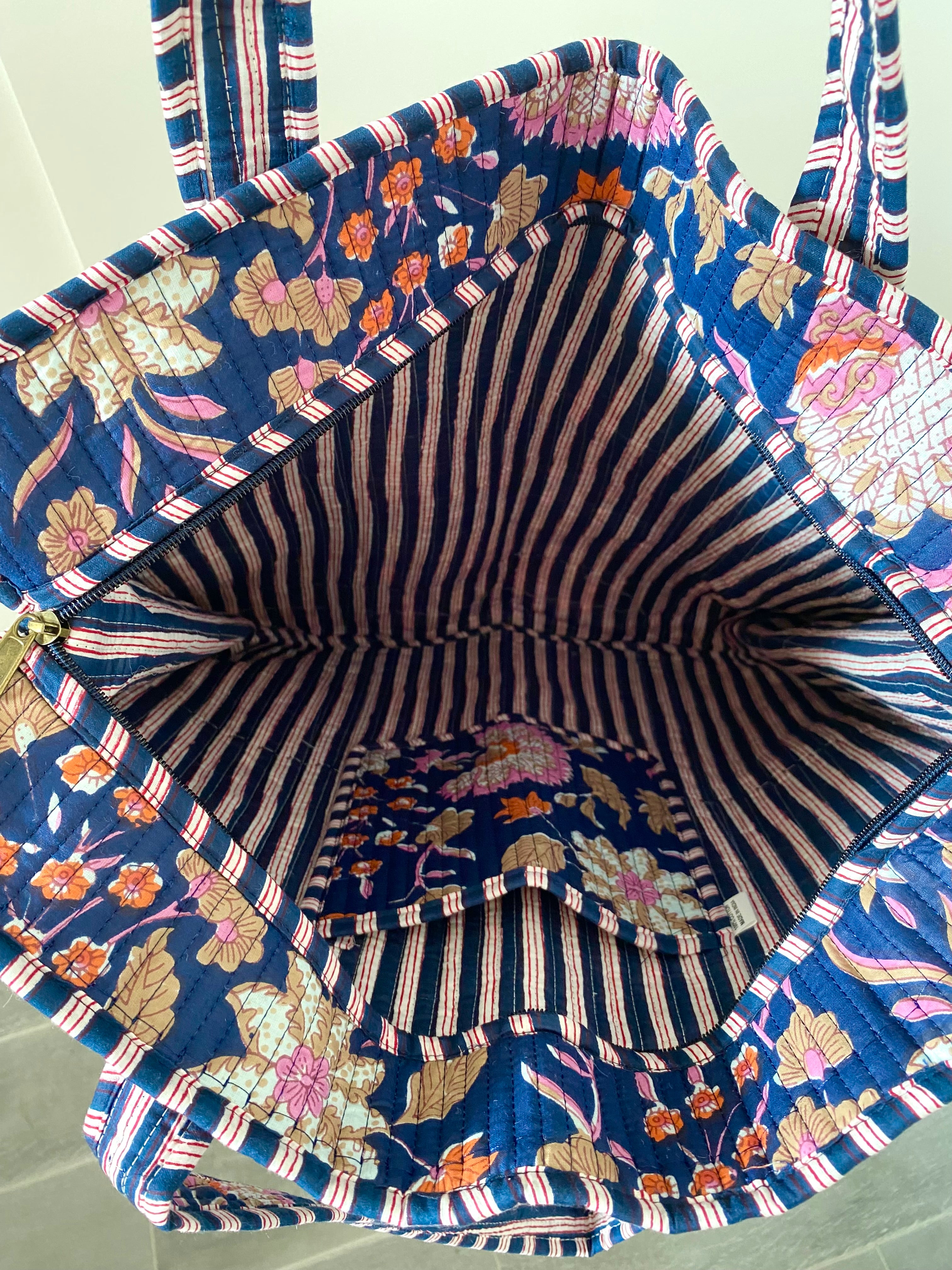 Shopper met blauwe bloemenprint met hengsel en ritssluiting