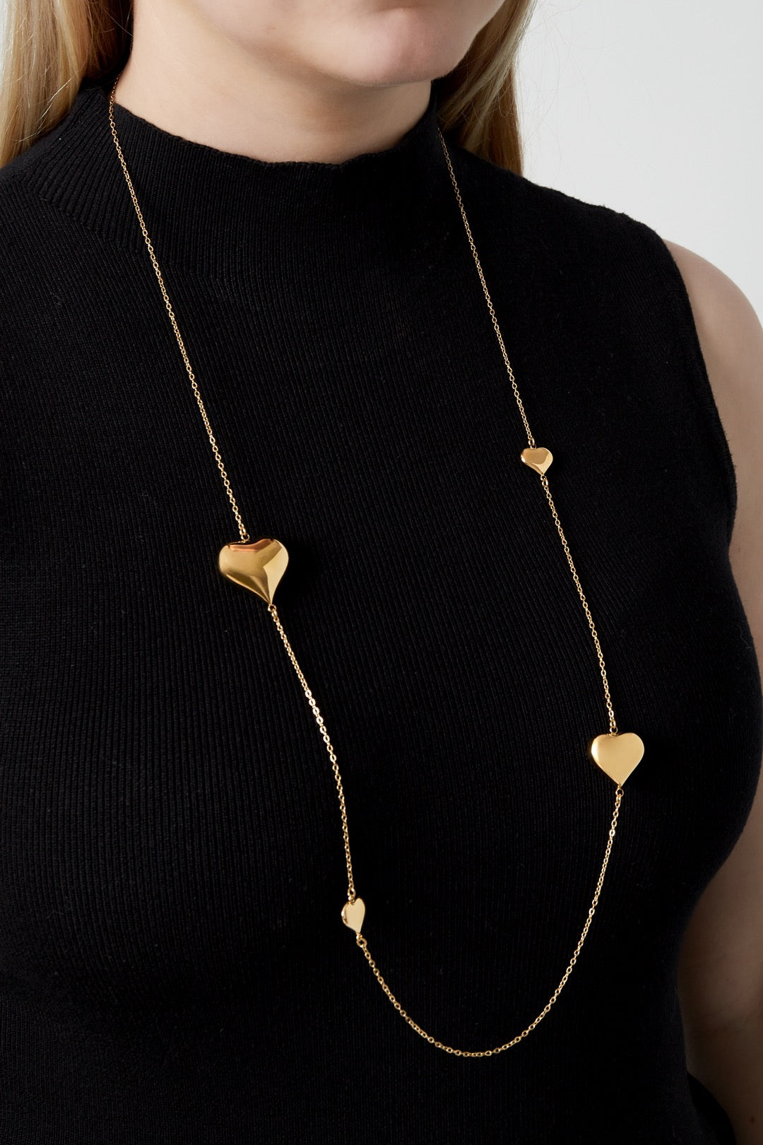 Lange ketting met verschillende harten in het goud