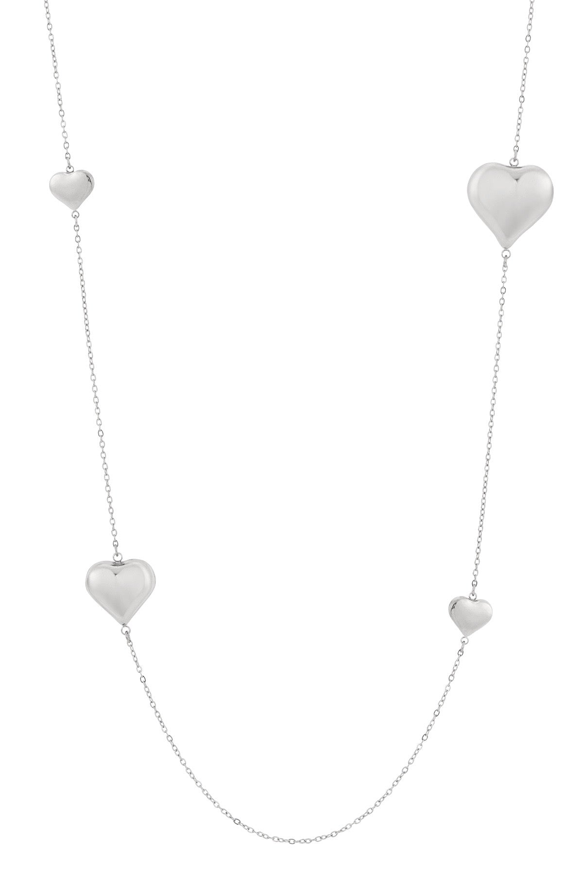 Lange ketting met verschillende harten in het zilver