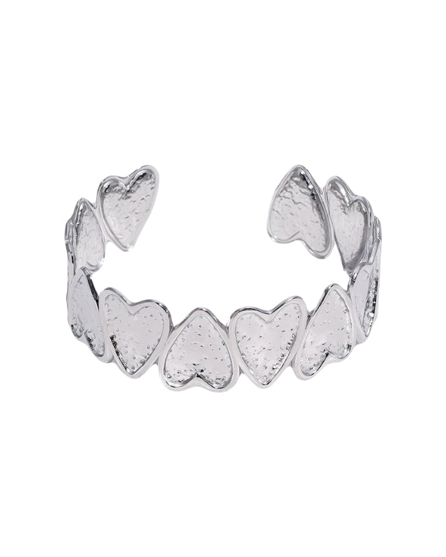 Statement bangle armband in het zilver met hartjes