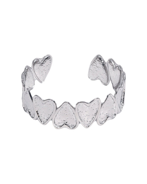 Statement bangle armband in het zilver met hartjes