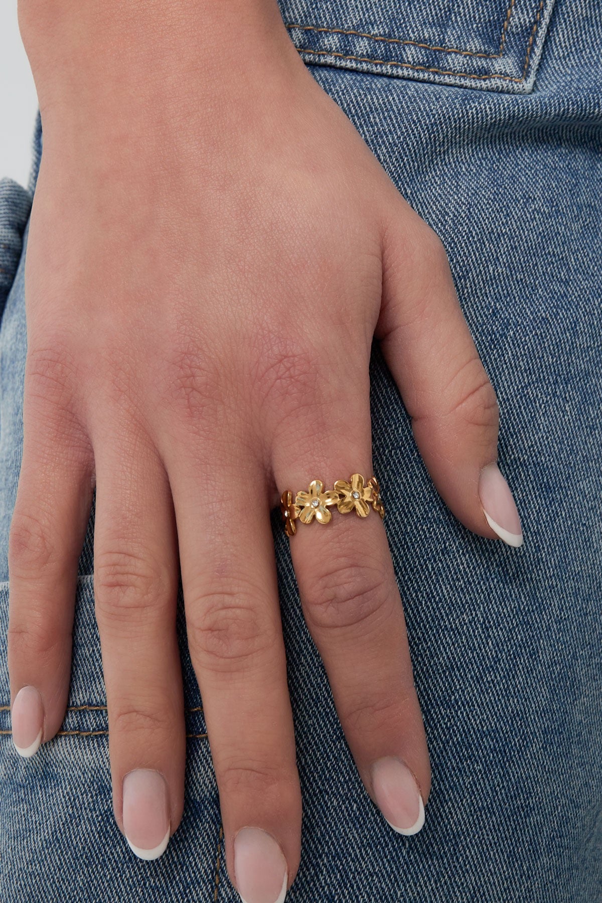 Bloemen ring met glitter steentjes goud
