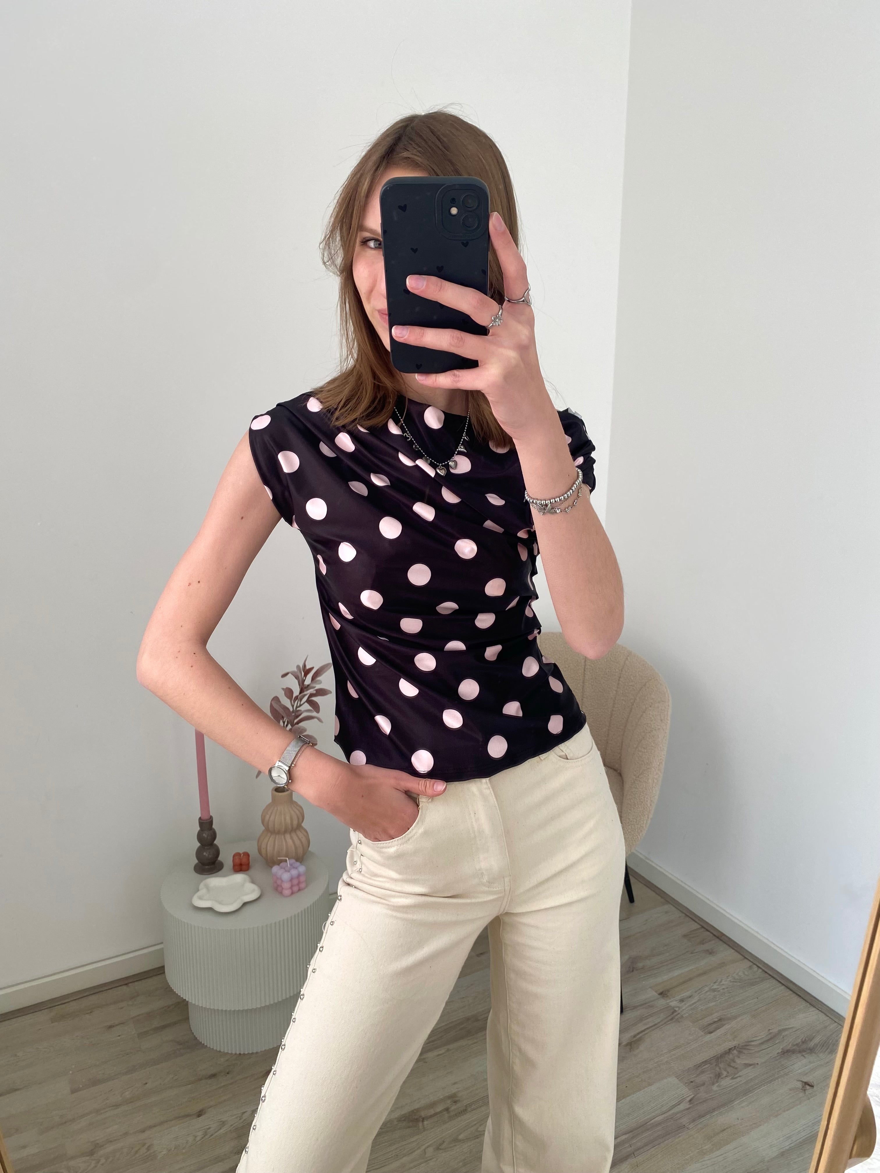 Top met stippen in het zwart met roze