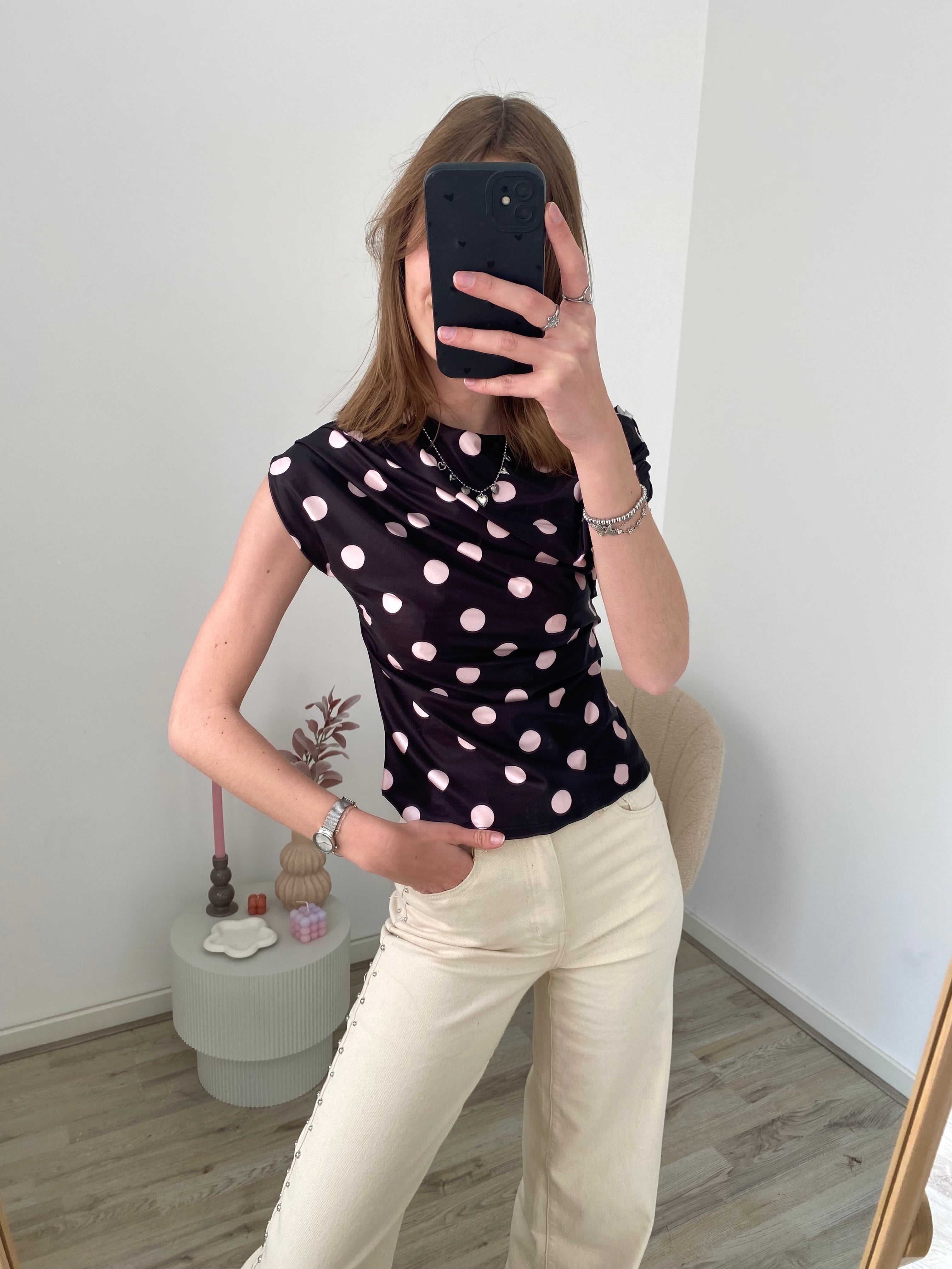 Top met stippen in het zwart met roze