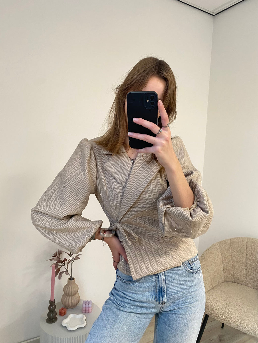 Lange mouw wikkel blazer met glitters in beige kleur