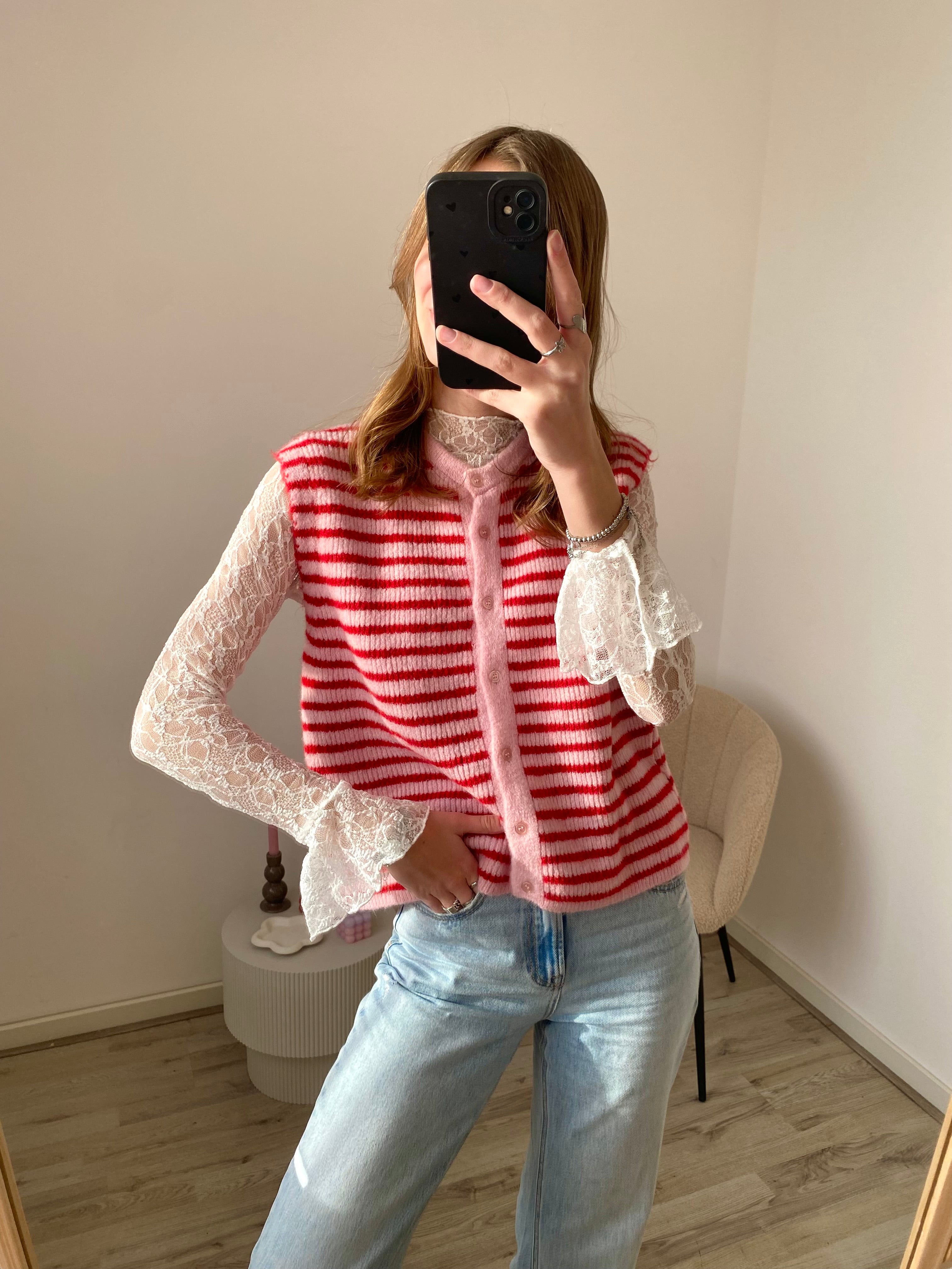 Gilet met vrolijke kleuren van strepen in rood en roze 