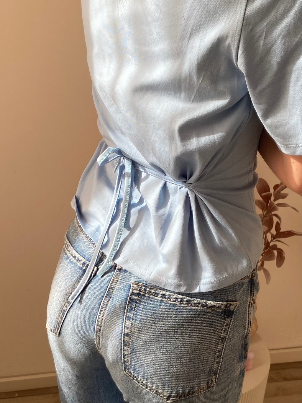 Shirt met korte mouw en getailleerd effect aan de onderkant in je het blauw