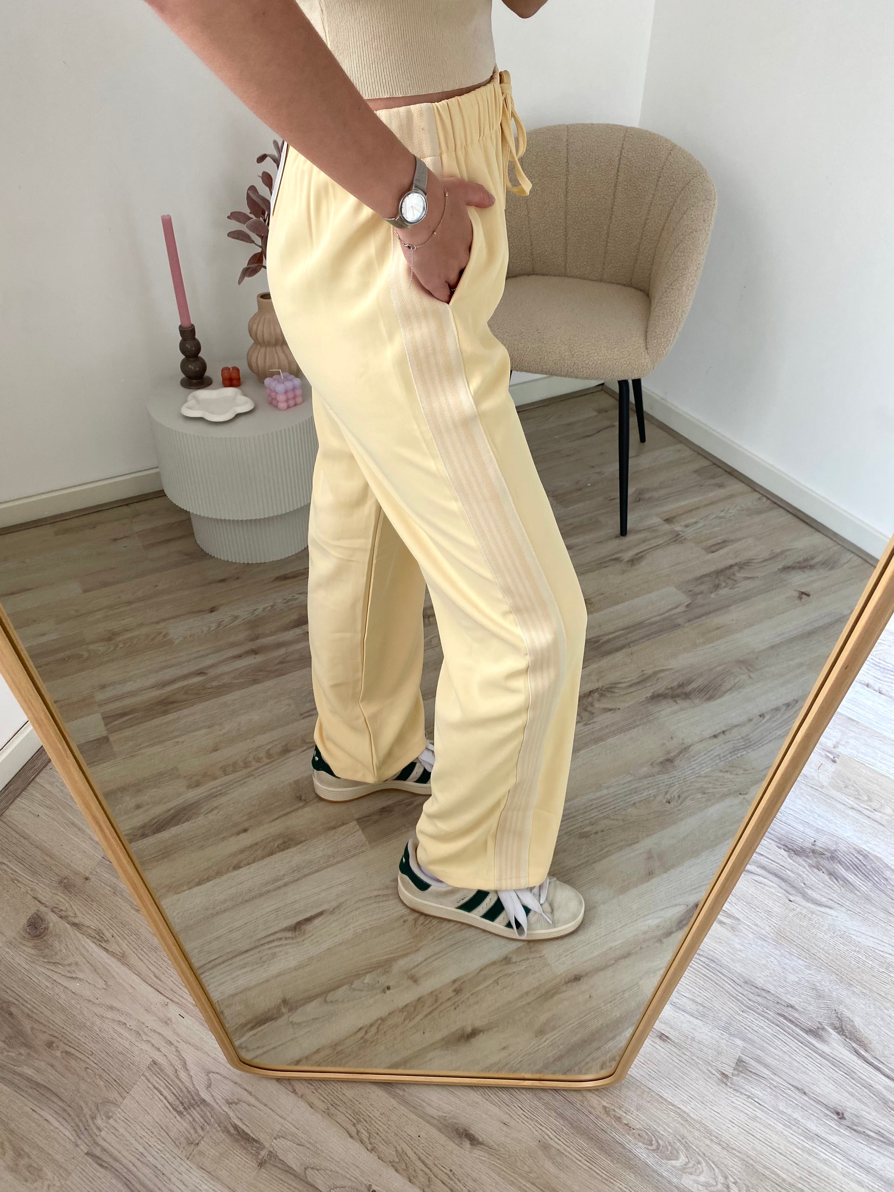 Broek met streep aan de zijkant in butter yellow