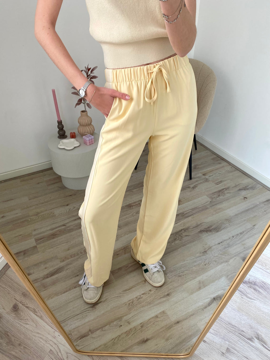 Broek met streep aan de zijkant in butter yellow