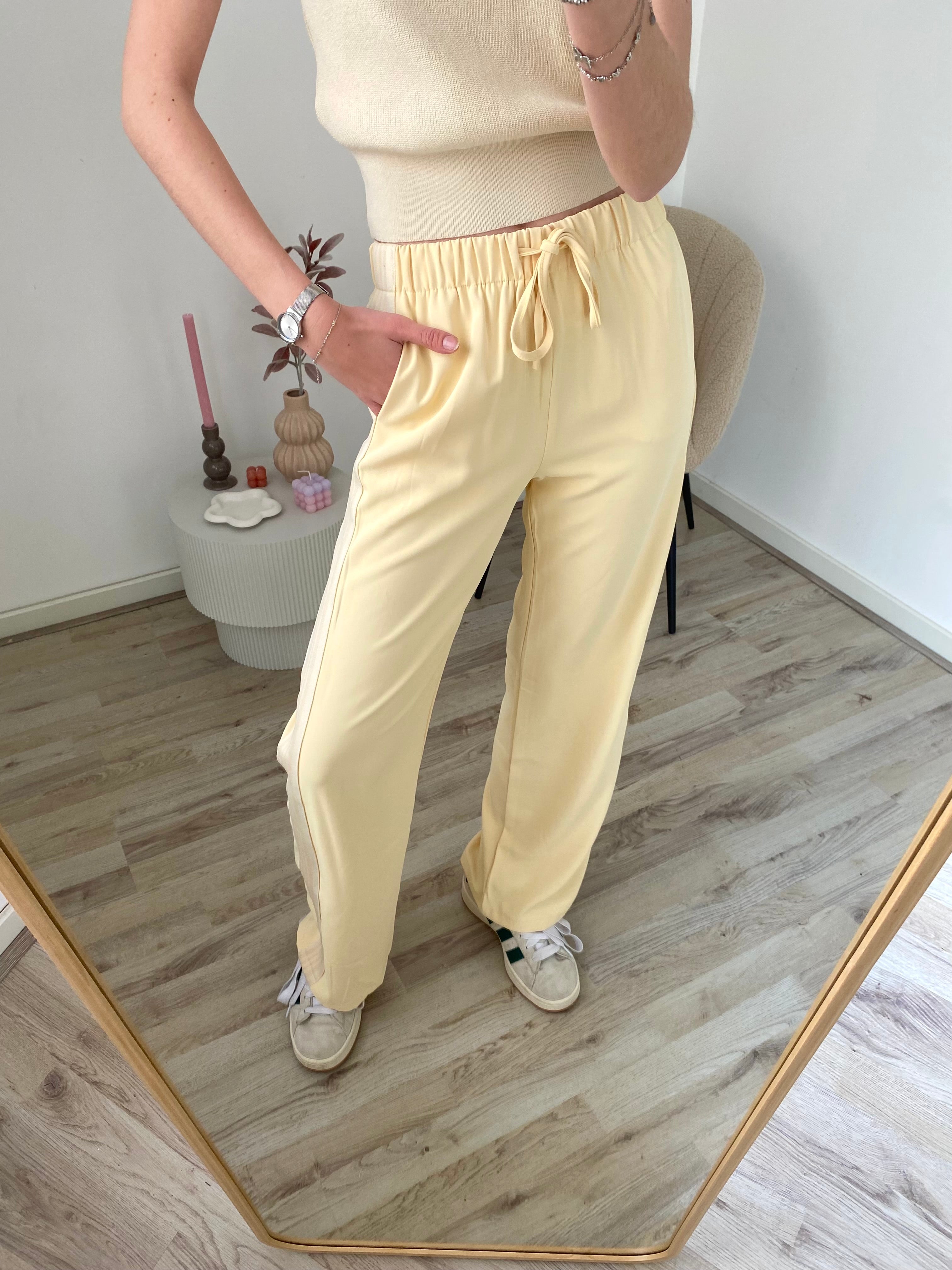 Broek met streep aan de zijkant in butter yellow