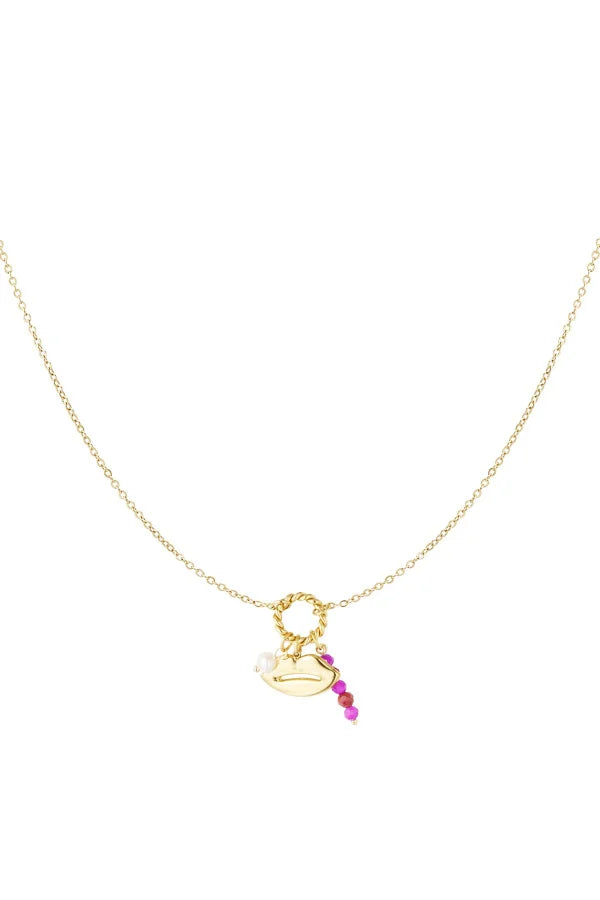 Ketting met hanger van lipjes, parel en roze kralen in het goud