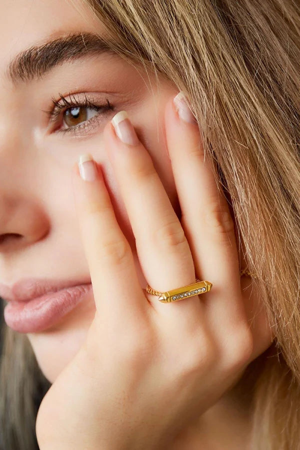 Statement ring in het goud met glitterende steentjes