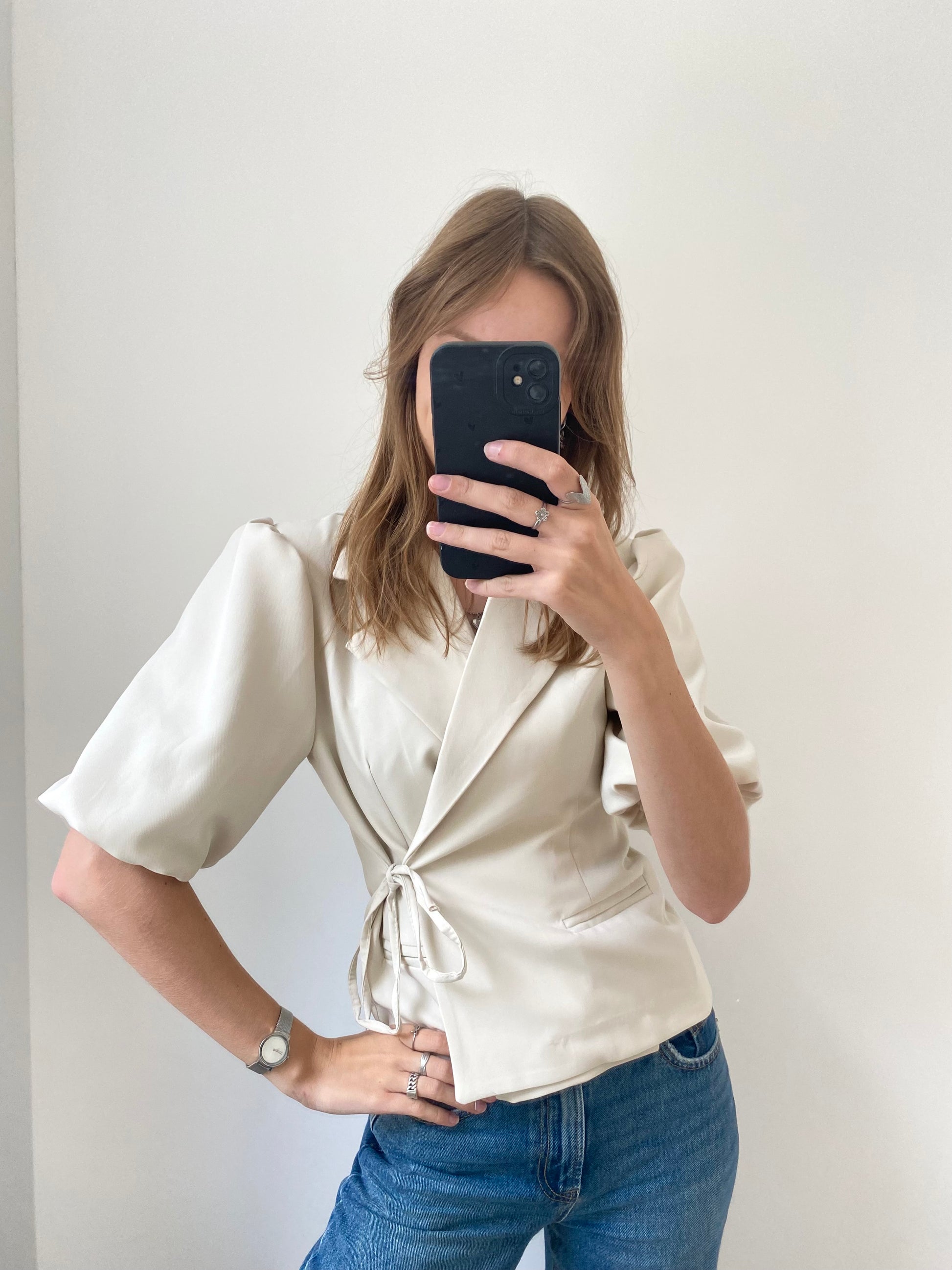 Blazer met korte mouw en strik in creme kleur