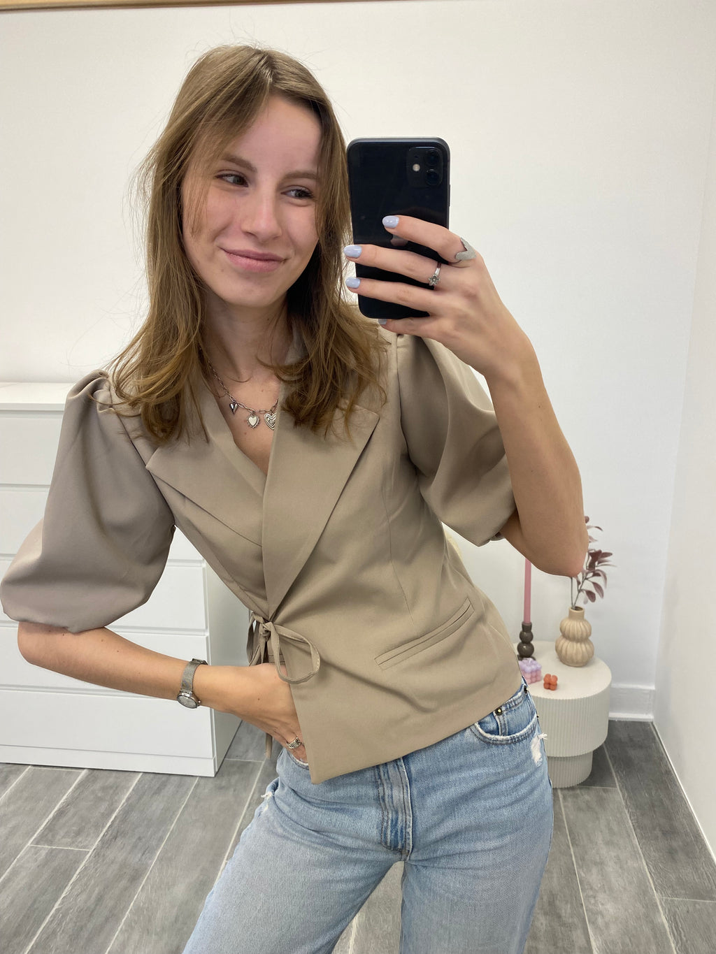 Korte mouw blazer met strik in taupe kleur