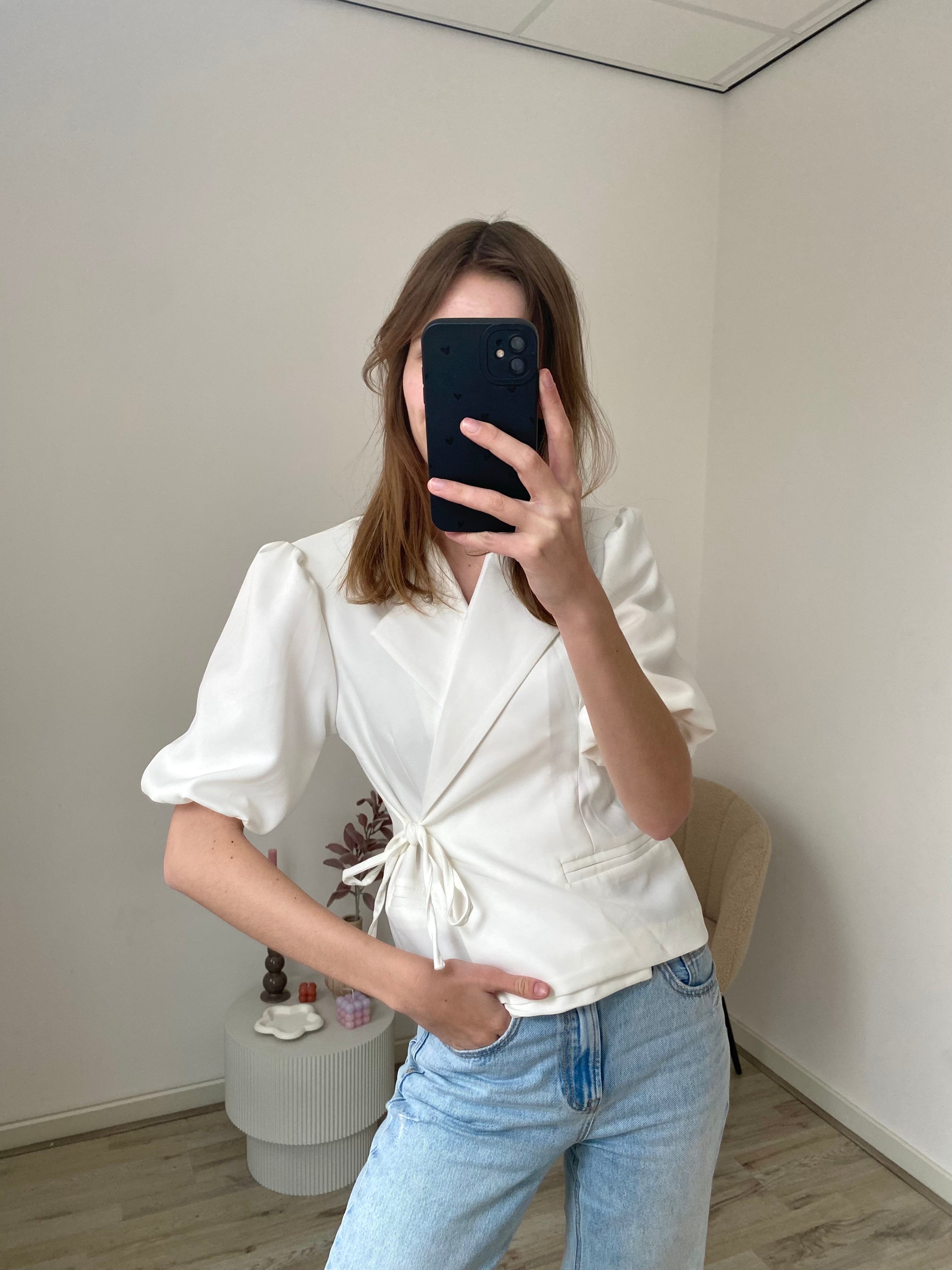 Blazer met overslag en korte pofmouw in witte kleur