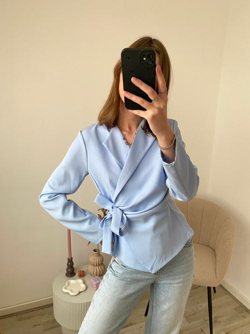 Blouse met overslag in een mooie lichtblauwe kleur 