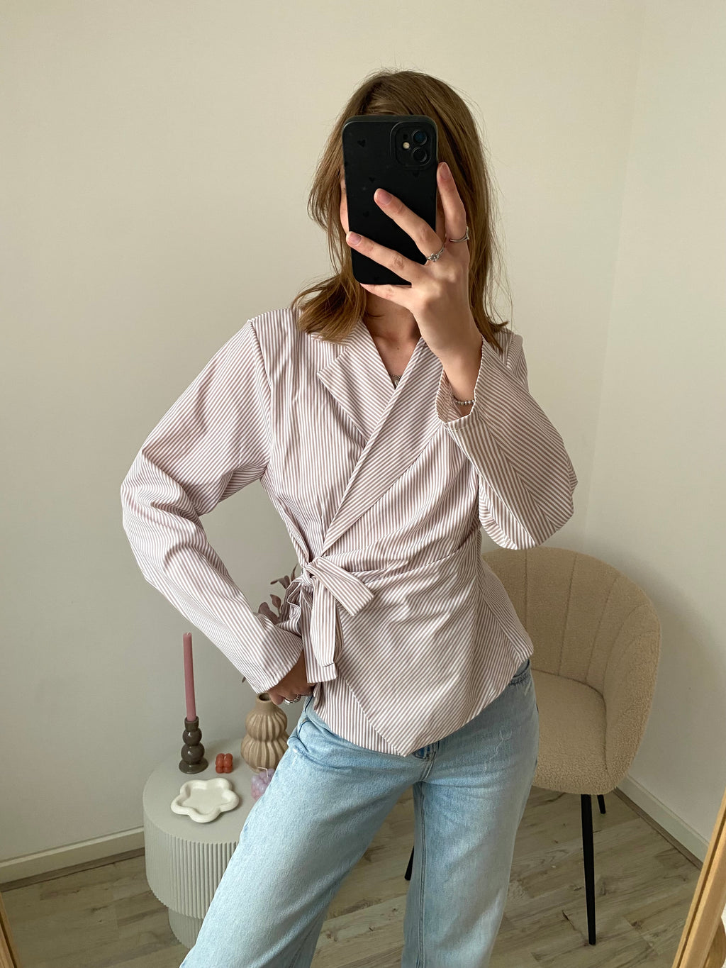 Blouse met overslag en strik in het beige met strepen