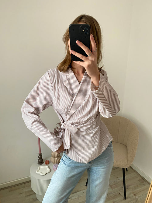 Blouse met overslag en strik in het gestreept beige met wit