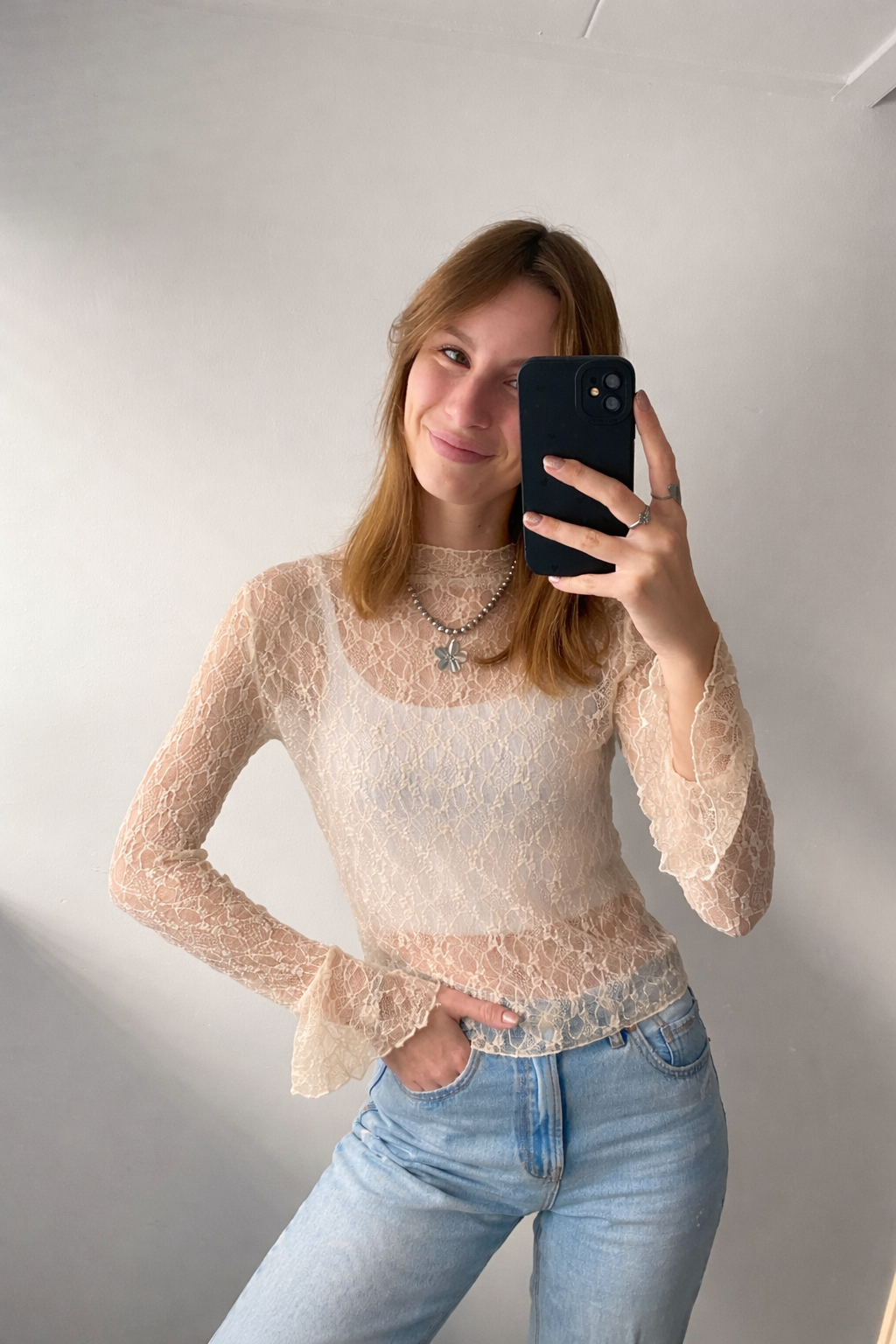 Kanten mesh top met lange uitlopende mouw in het beige