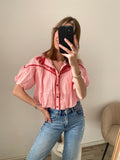 Broderie blouse met cropped effect in het roze met rode print en knopen